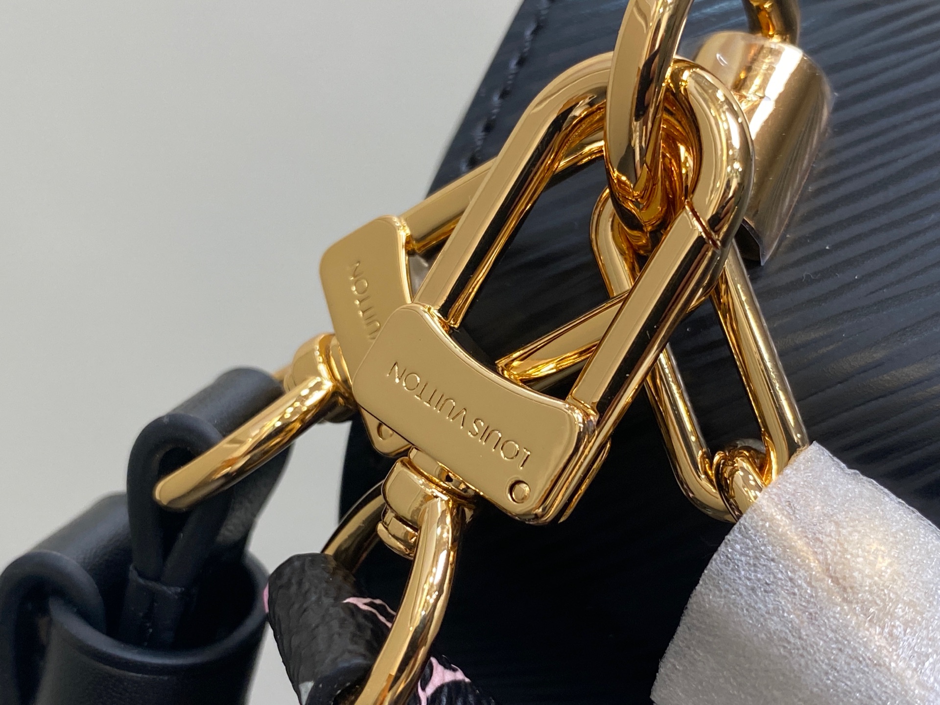【顶级原单】M13243黑彩 黑色水波纹 当季新款 LV x TM TWIST SLIM 中号手袋 本款