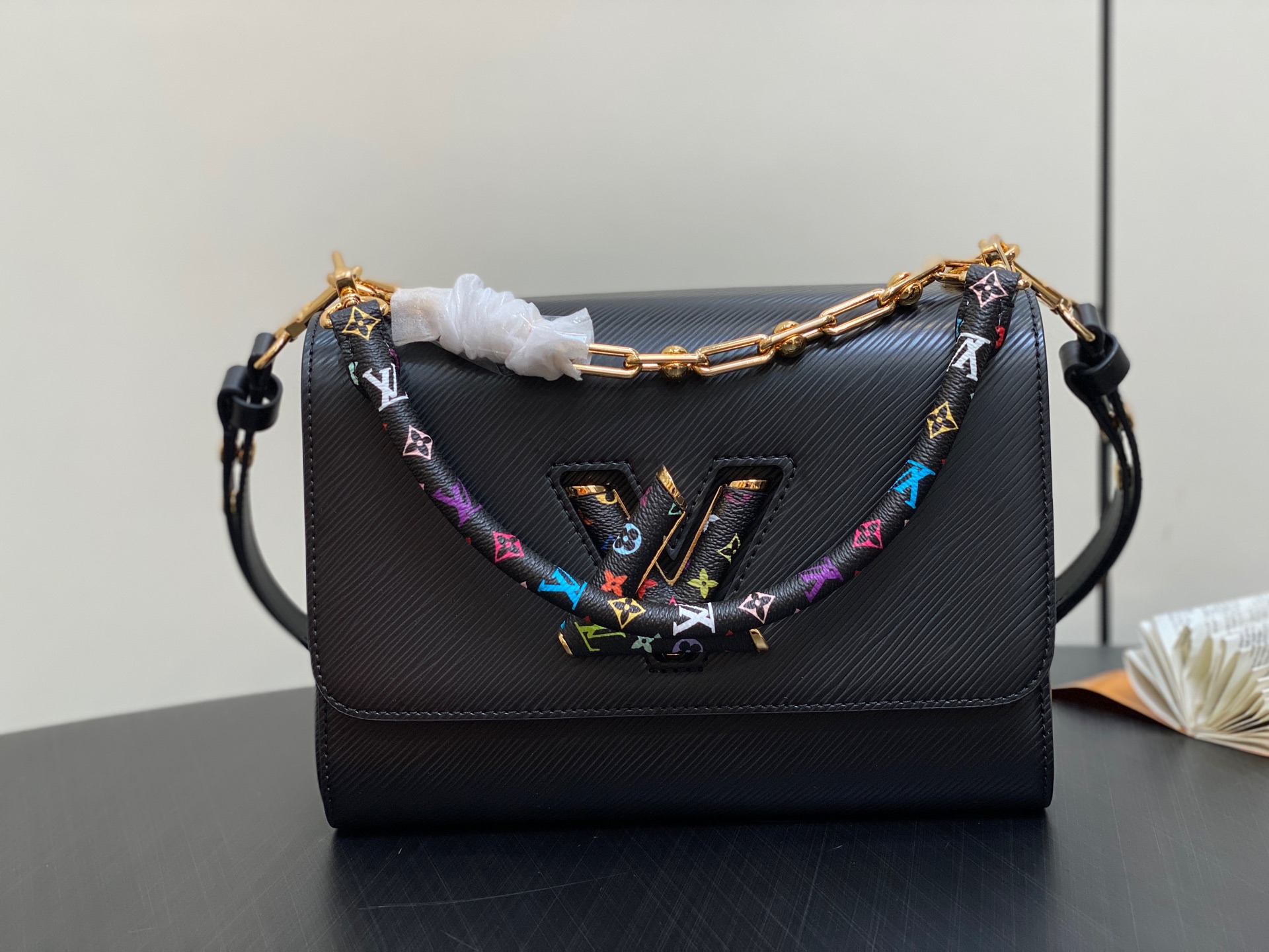 【顶级原单】M13243黑彩 黑色水波纹 当季新款 LV x TM TWIST SLIM 中号手袋 本款