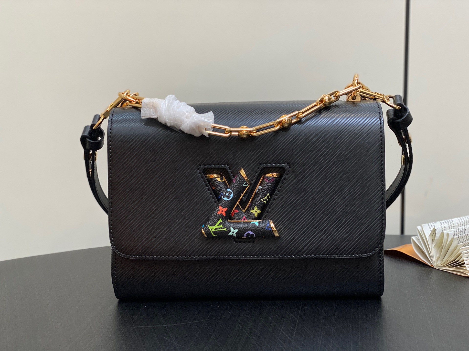 【顶级原单】M13243黑彩 黑色水波纹 当季新款 LV x TM TWIST SLIM 中号手袋 本款
