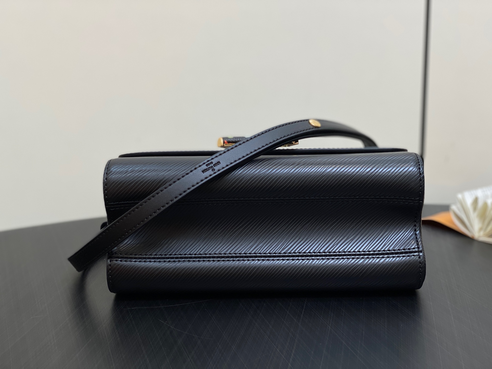 【顶级原单】M13243黑彩 黑色水波纹 当季新款 LV x TM TWIST SLIM 中号手袋 本款