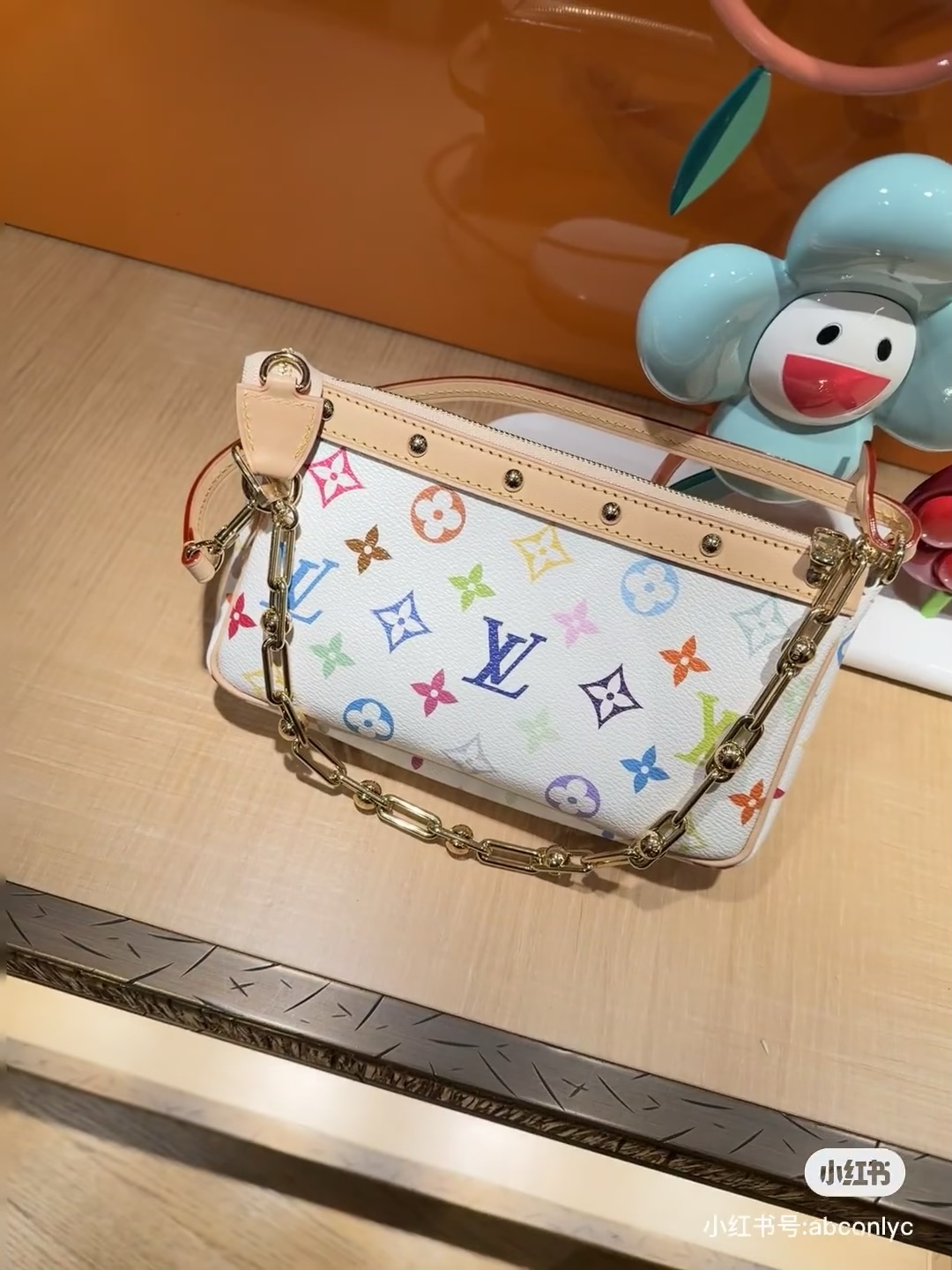 NO:619873,[LV x TM OCHETTE ACCESSOIRES handbag] m13404 white color (tricolor - Murakami Takashi) model picture,, louis vuitton19860909【LV x TM OCHETTE ACCESSOIRES 手袋】 m13404 白彩（三彩-村上隆） 模特图,,louis vuitton,Bag