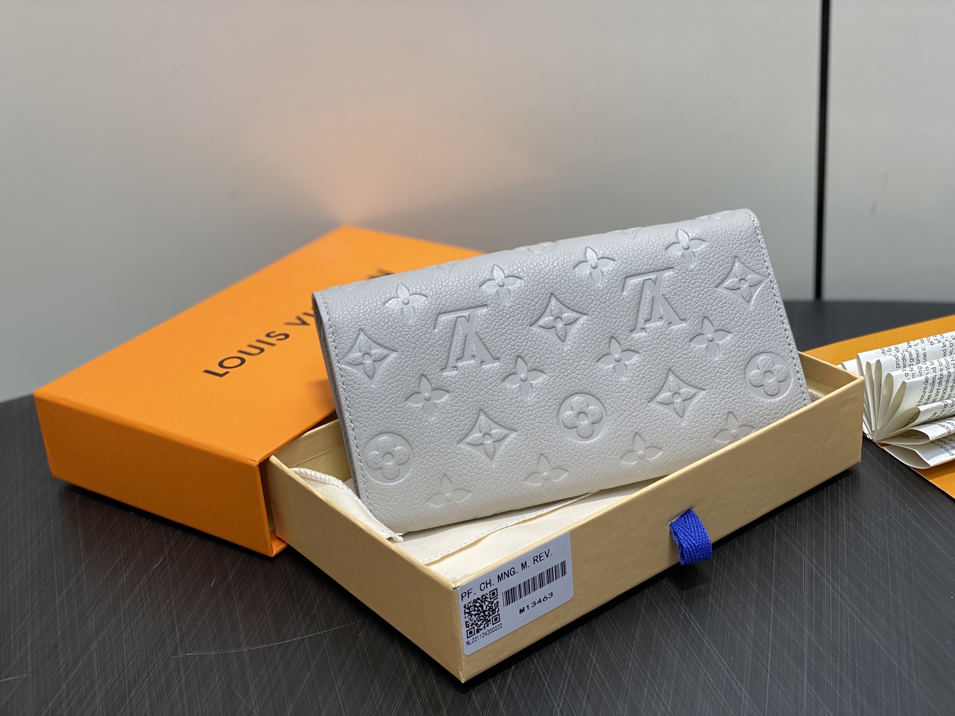 【顶级原单】M13463浅灰色 全皮翻盖钱包 Sarah 钱包 這款Sarah钱包採用Monogram 
