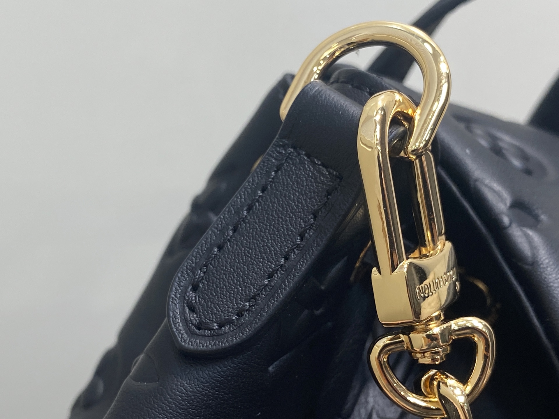 【顶级原单】M13357黑色 全皮压花双肩包 COUSSIN BACKPACK 小号手袋 M13358灰