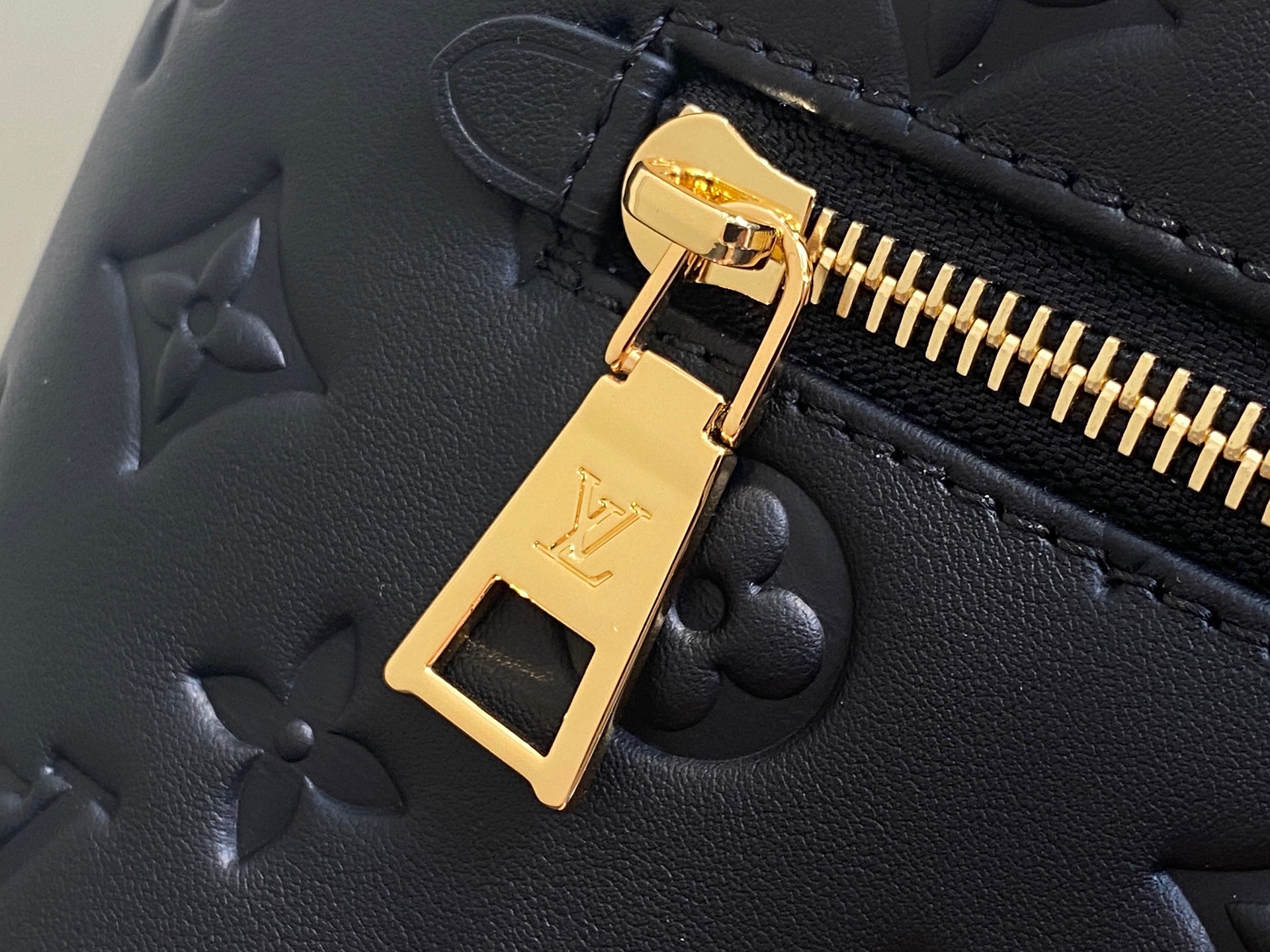 【顶级原单】M13357黑色 全皮压花双肩包 COUSSIN BACKPACK 小号手袋 M13358灰