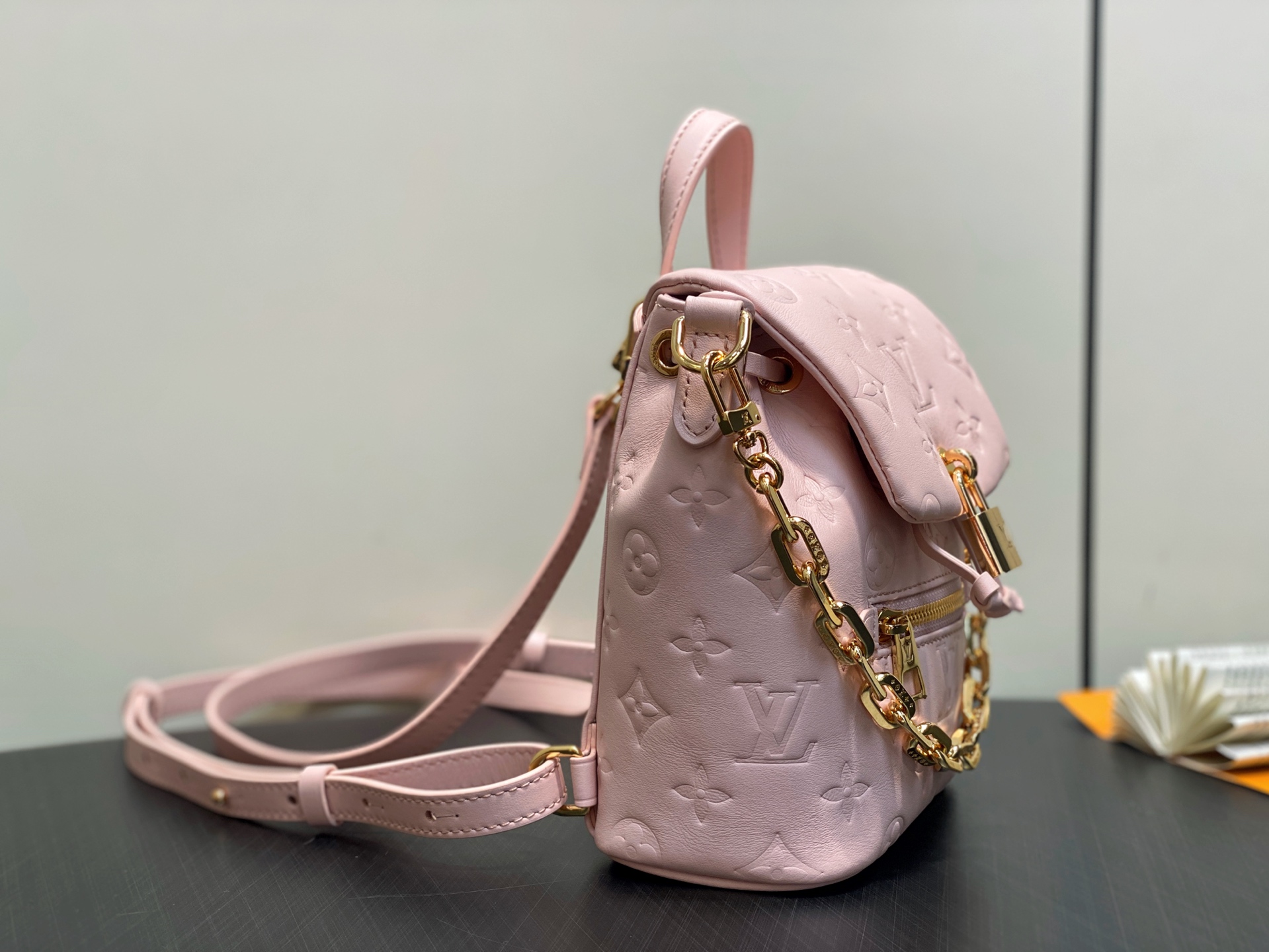 【顶级原单】M13389粉色 全皮压花双肩包 COUSSIN BACKPACK 迷你手袋 M13389粉