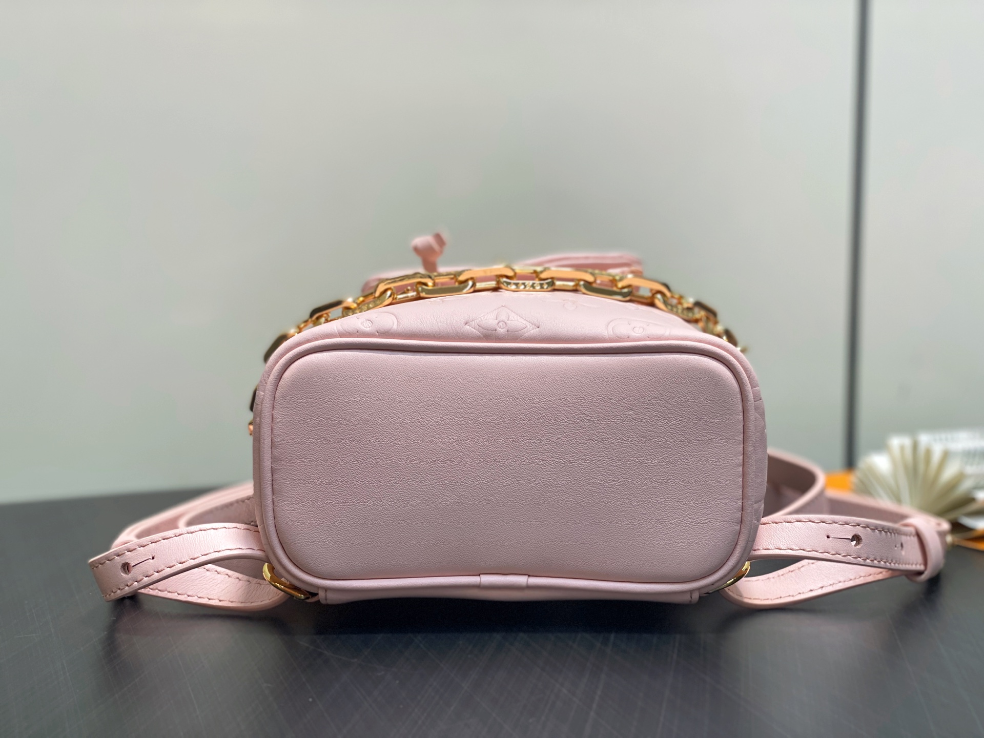 【顶级原单】M13389粉色 全皮压花双肩包 COUSSIN BACKPACK 迷你手袋 M13389粉
