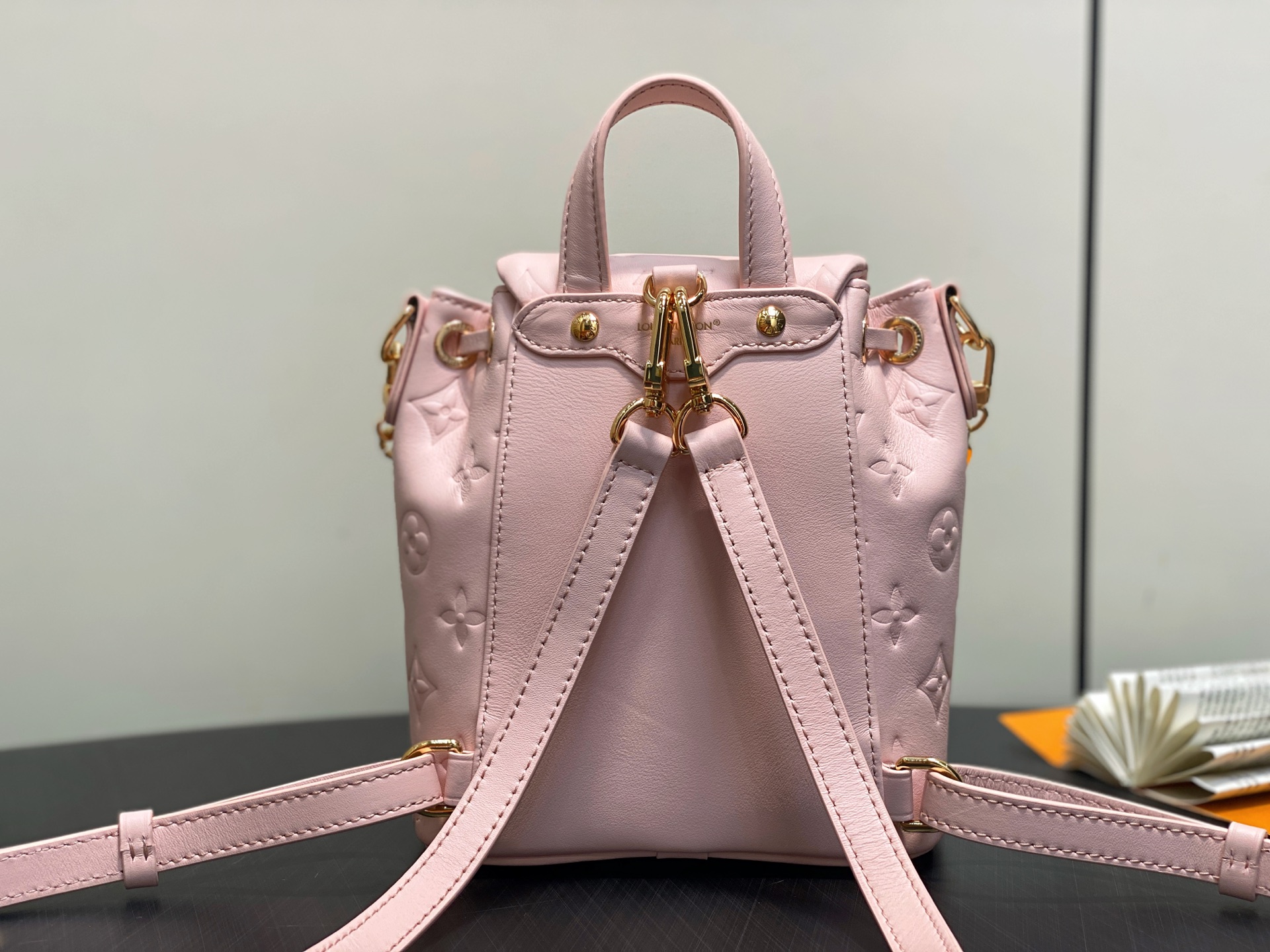 【顶级原单】M13389粉色 全皮压花双肩包 COUSSIN BACKPACK 迷你手袋 M13389粉