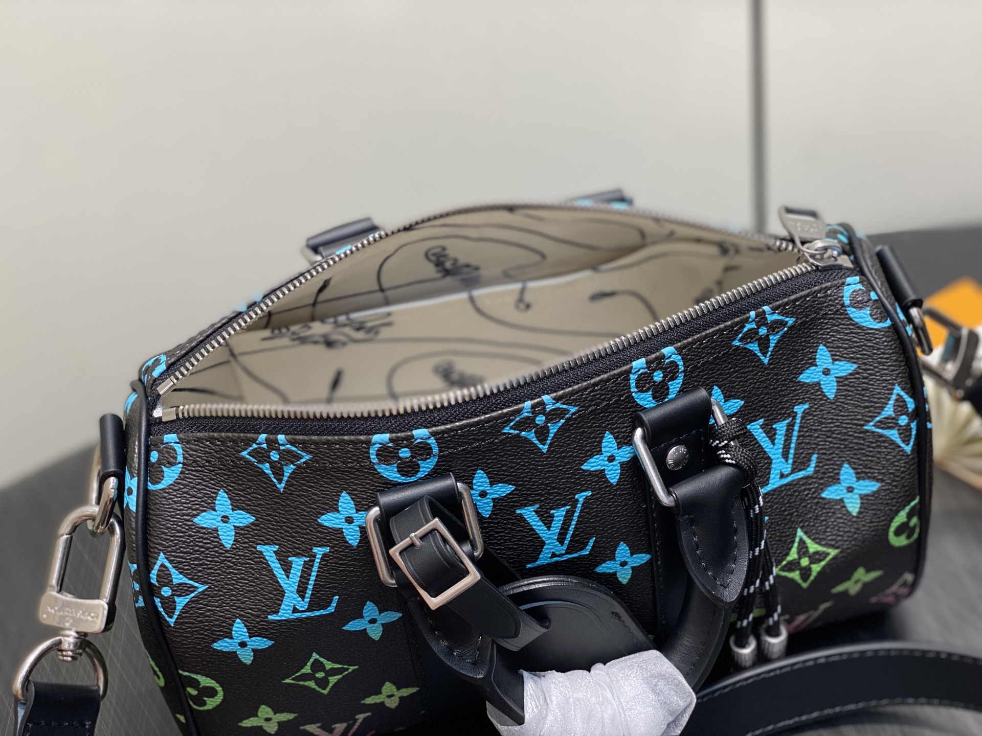 【顶级原单】M13935黑色渐变 男包枕头包Keepall 25 手袋 本款 Keepall 25 手袋