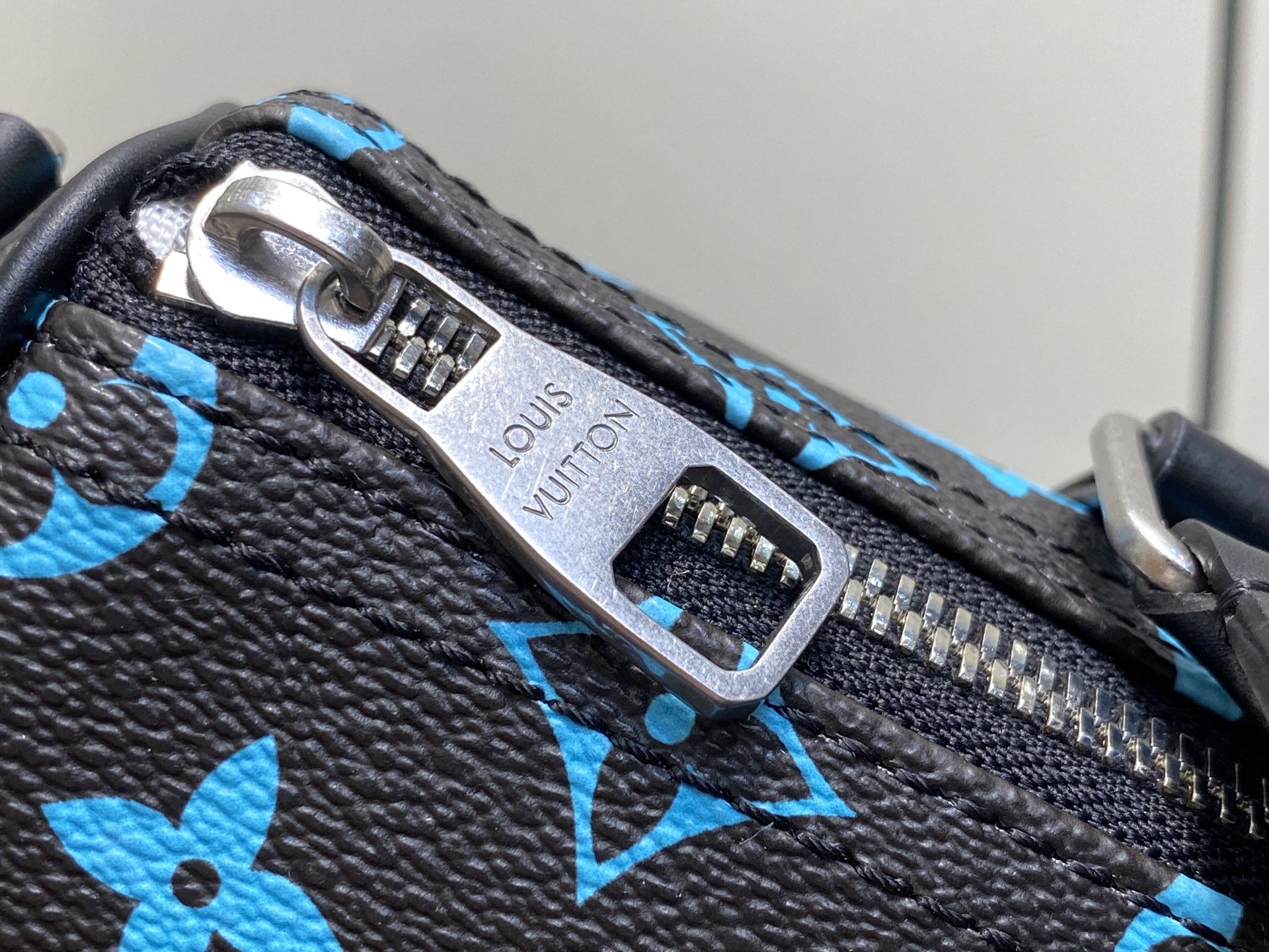 【顶级原单】M13935黑色渐变 男包枕头包Keepall 25 手袋 本款 Keepall 25 手袋