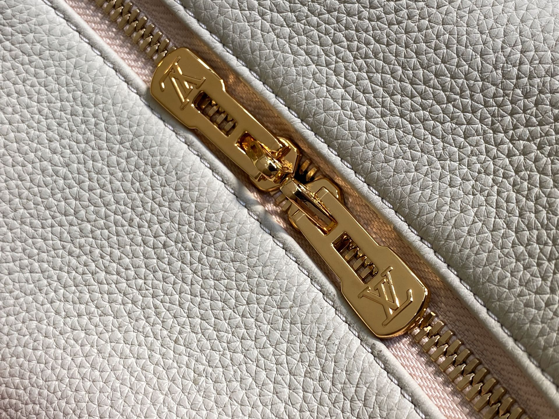 【顶级原单】M13668奶昔白 全皮speedy枕头包 SPEEDY BANDOULIÈRE 40 手袋
