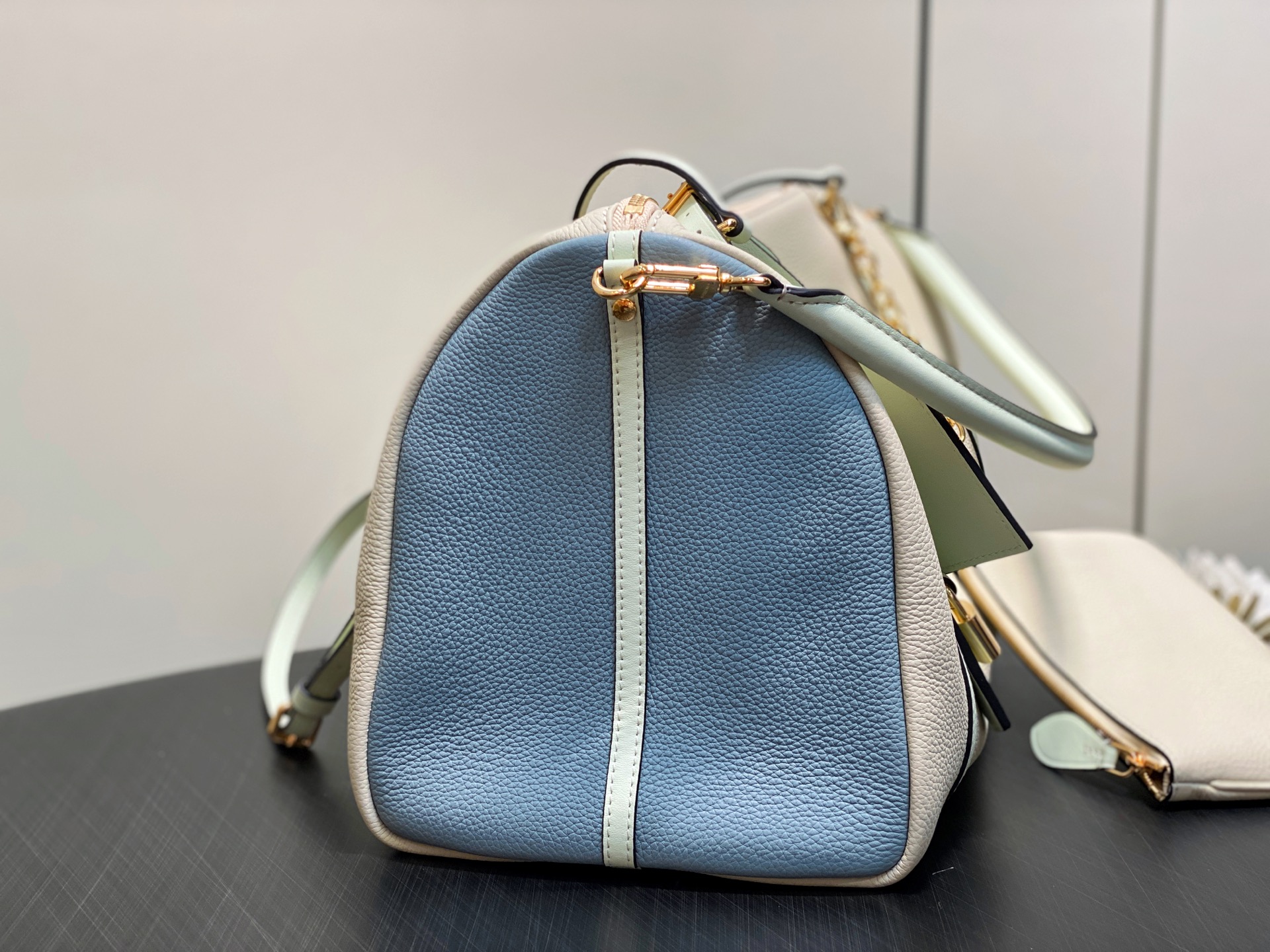 【顶级原单】M13668奶昔白 全皮speedy枕头包 SPEEDY BANDOULIÈRE 40 手袋