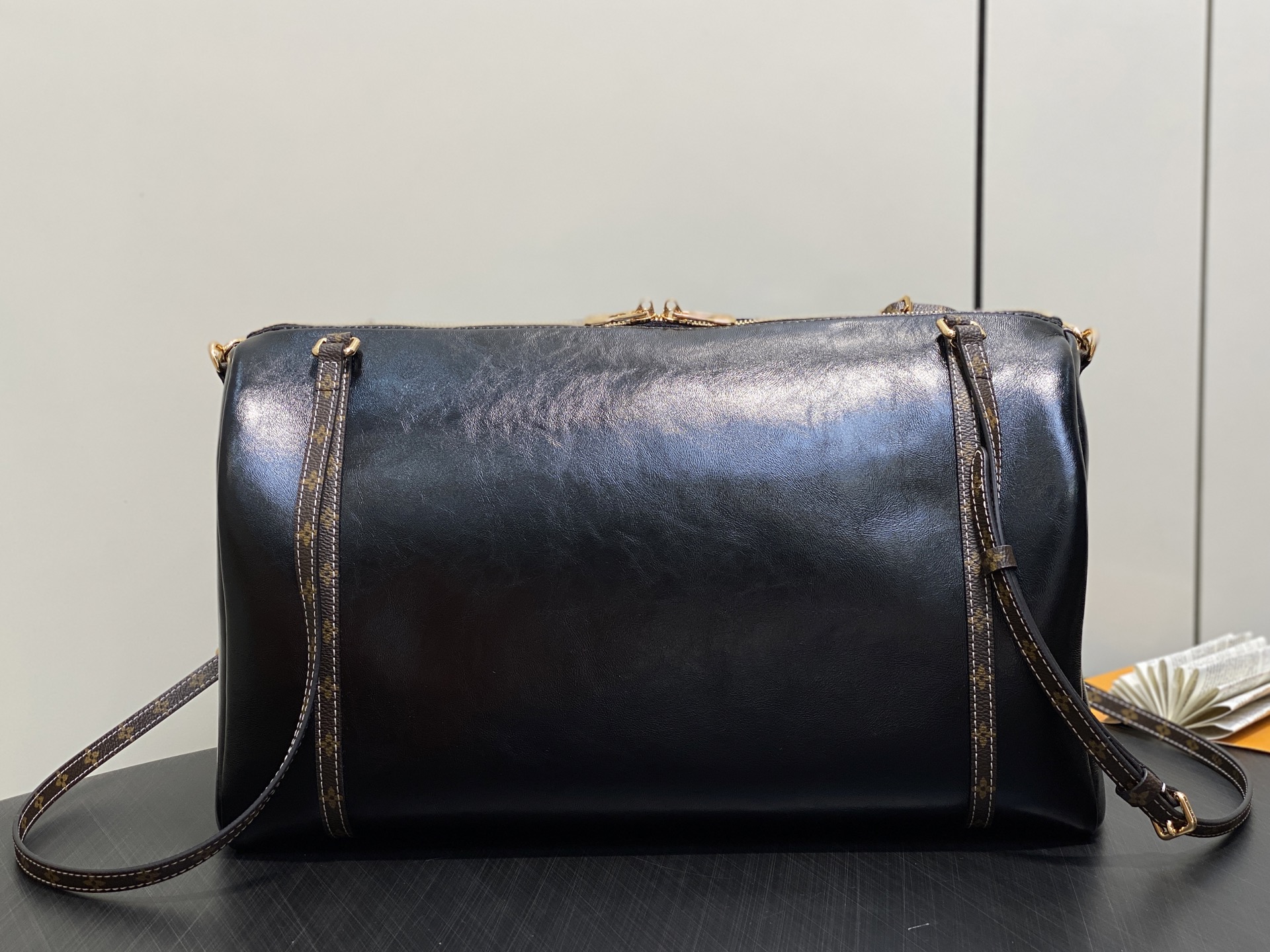 【顶级原单】M13668黑色油腊皮 全皮speedy枕头包 SPEEDY BANDOULIÈRE 40 