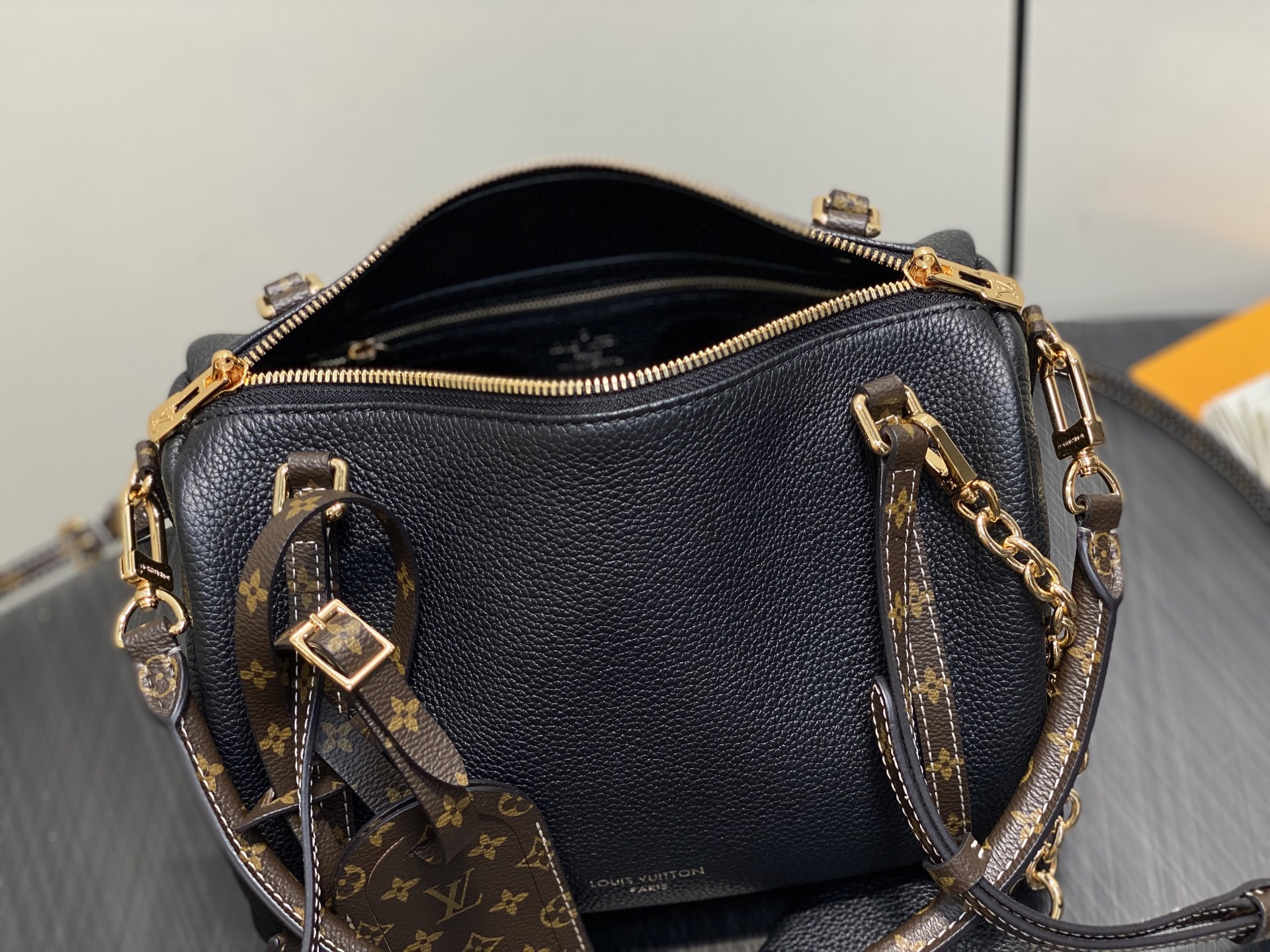 【顶级原单】M13667黑色 全皮speedy枕头包 SPEEDY BANDOULIÈRE 25 手袋