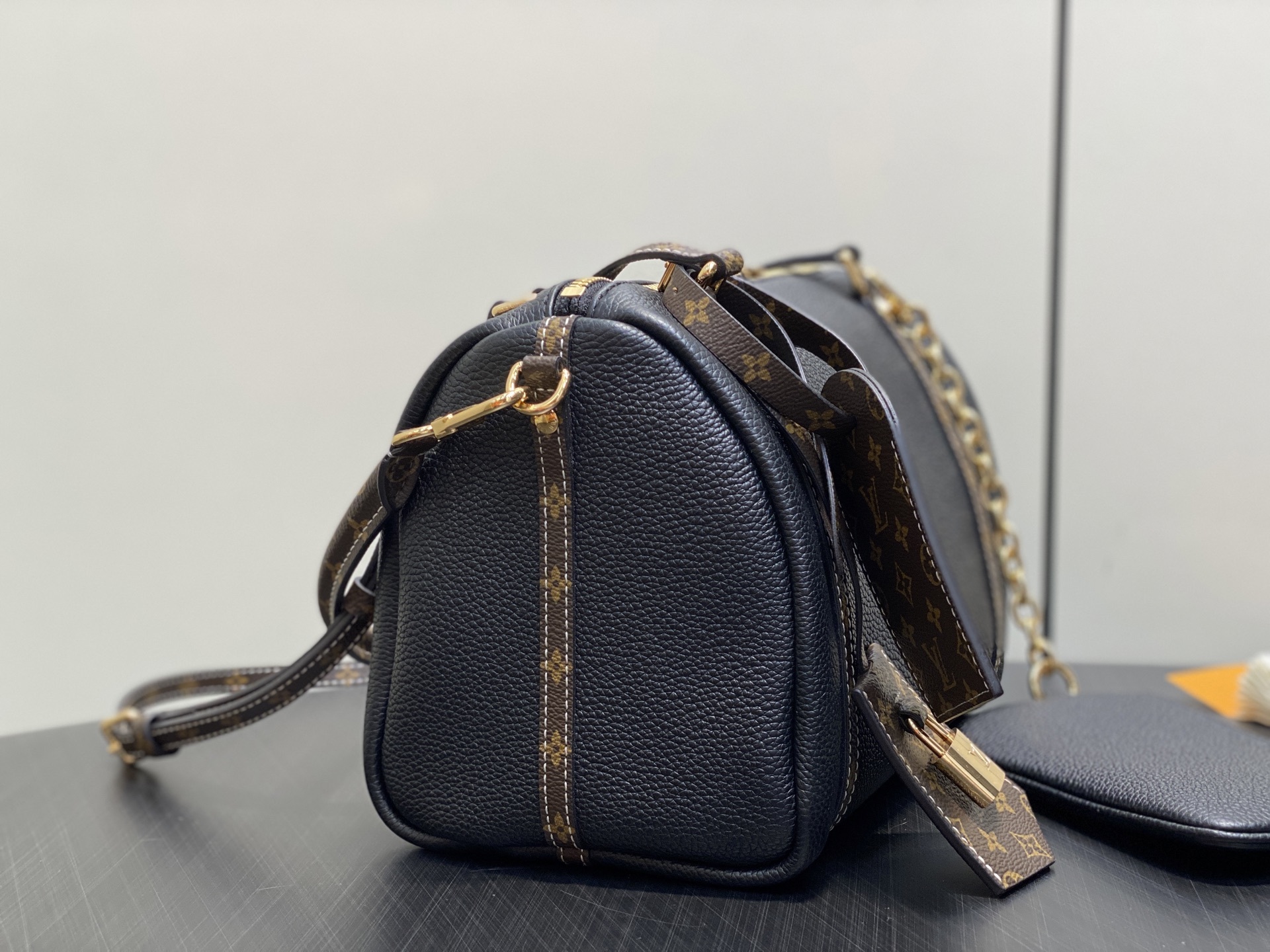 【顶级原单】M13667黑色 全皮speedy枕头包 SPEEDY BANDOULIÈRE 25 手袋