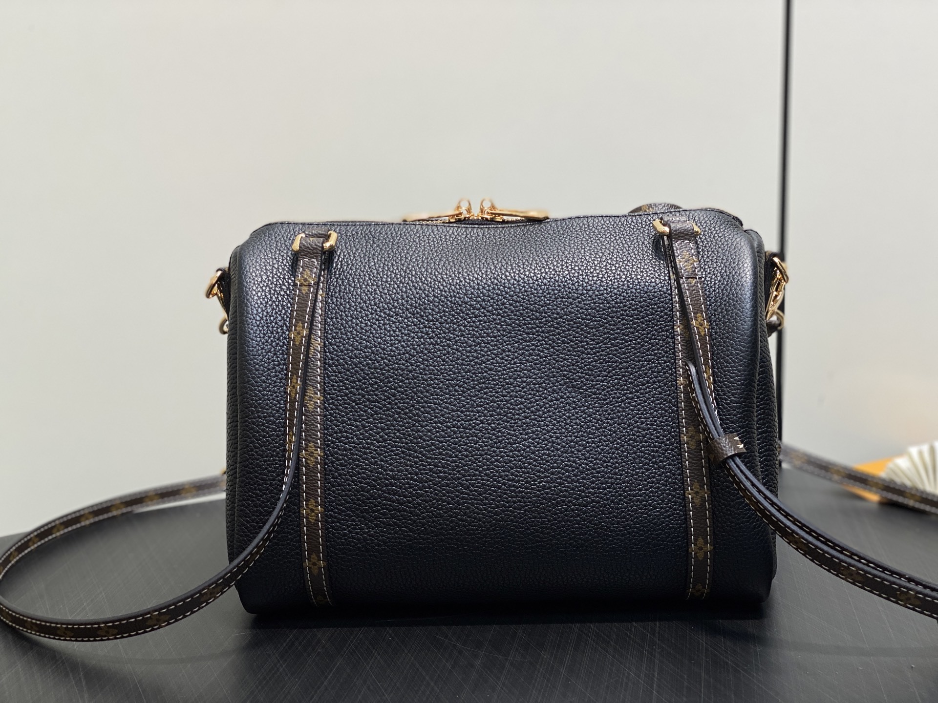 【顶级原单】M13667黑色 全皮speedy枕头包 SPEEDY BANDOULIÈRE 25 手袋