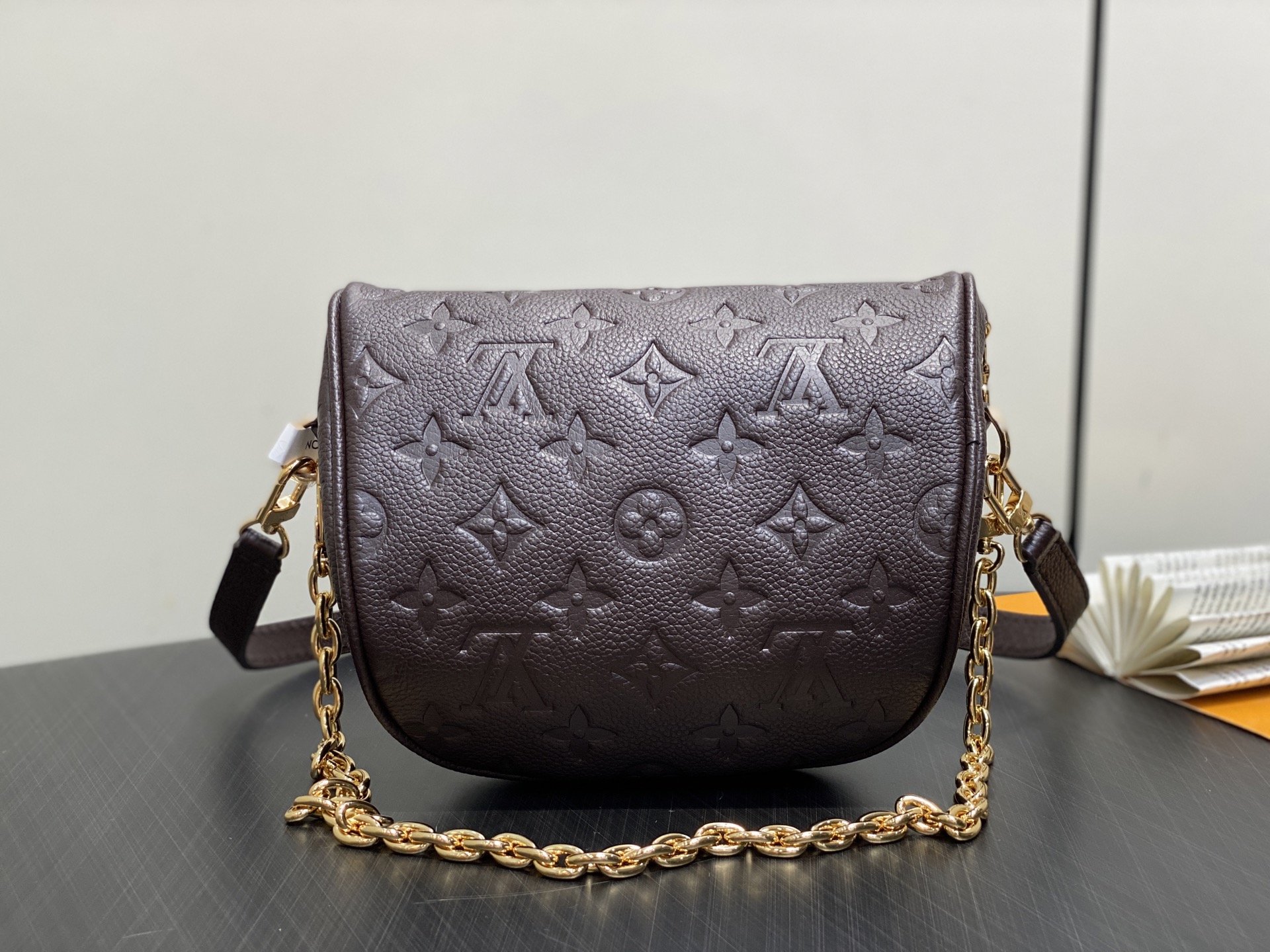 【顶级原单】M13827巧克力色 全皮压花链条包 MINI BUMBAG 腰包手袋 M46917 m82
