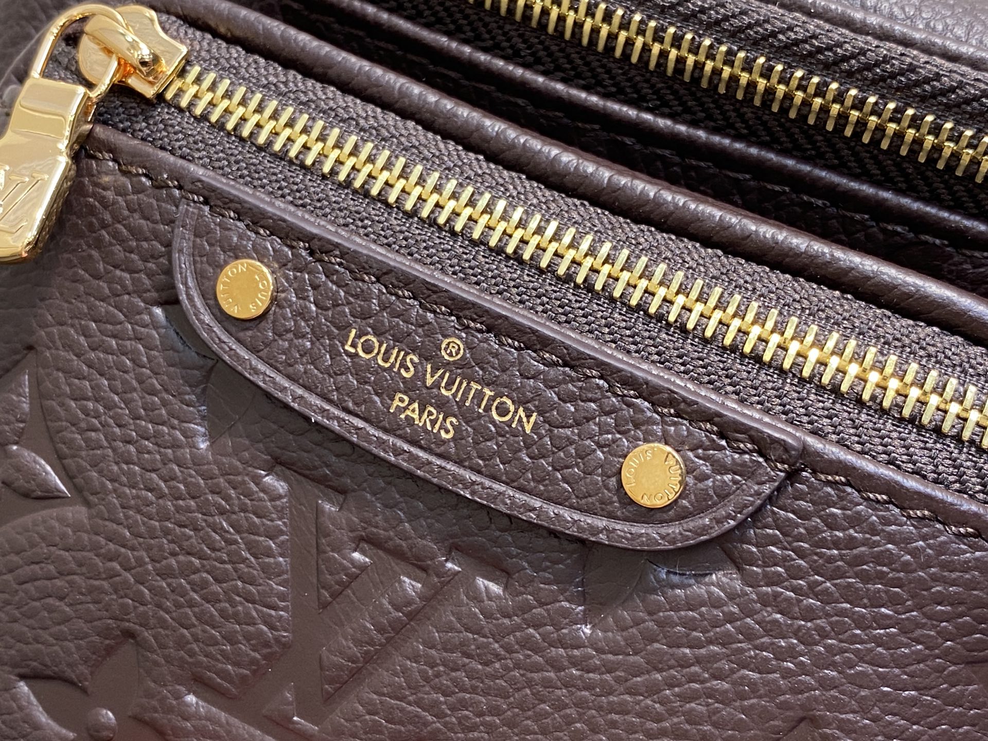 【顶级原单】M13827巧克力色 全皮压花链条包 MINI BUMBAG 腰包手袋 M46917 m82