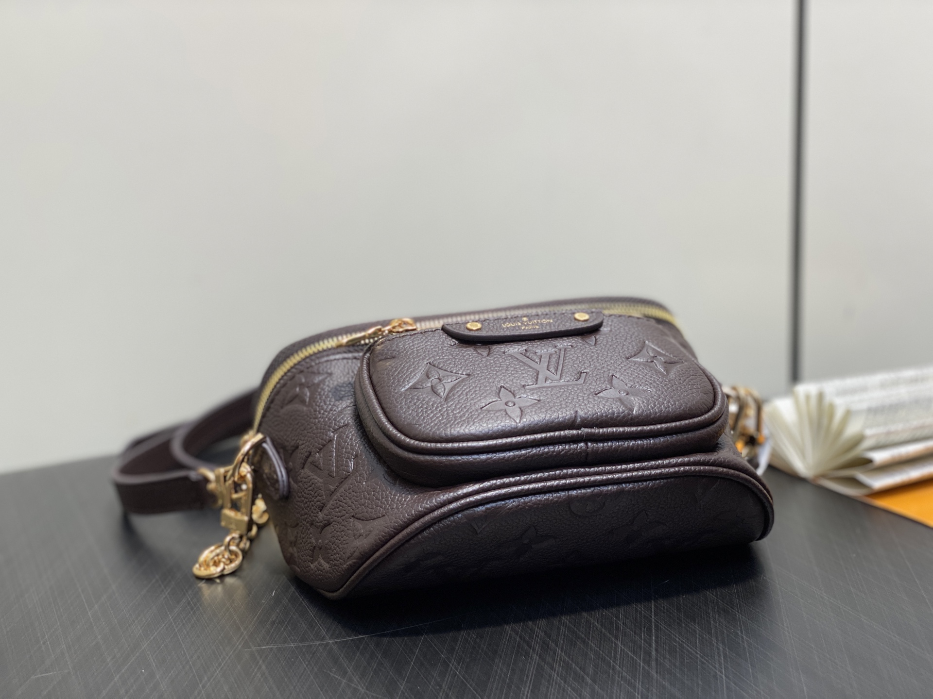 【顶级原单】M13827巧克力色 全皮压花链条包 MINI BUMBAG 腰包手袋 M46917 m82