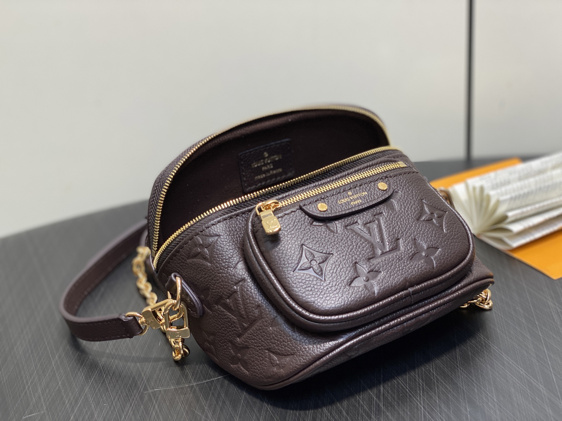 【顶级原单】M13827巧克力色 全皮压花链条包 MINI BUMBAG 腰包手袋 M46917 m82