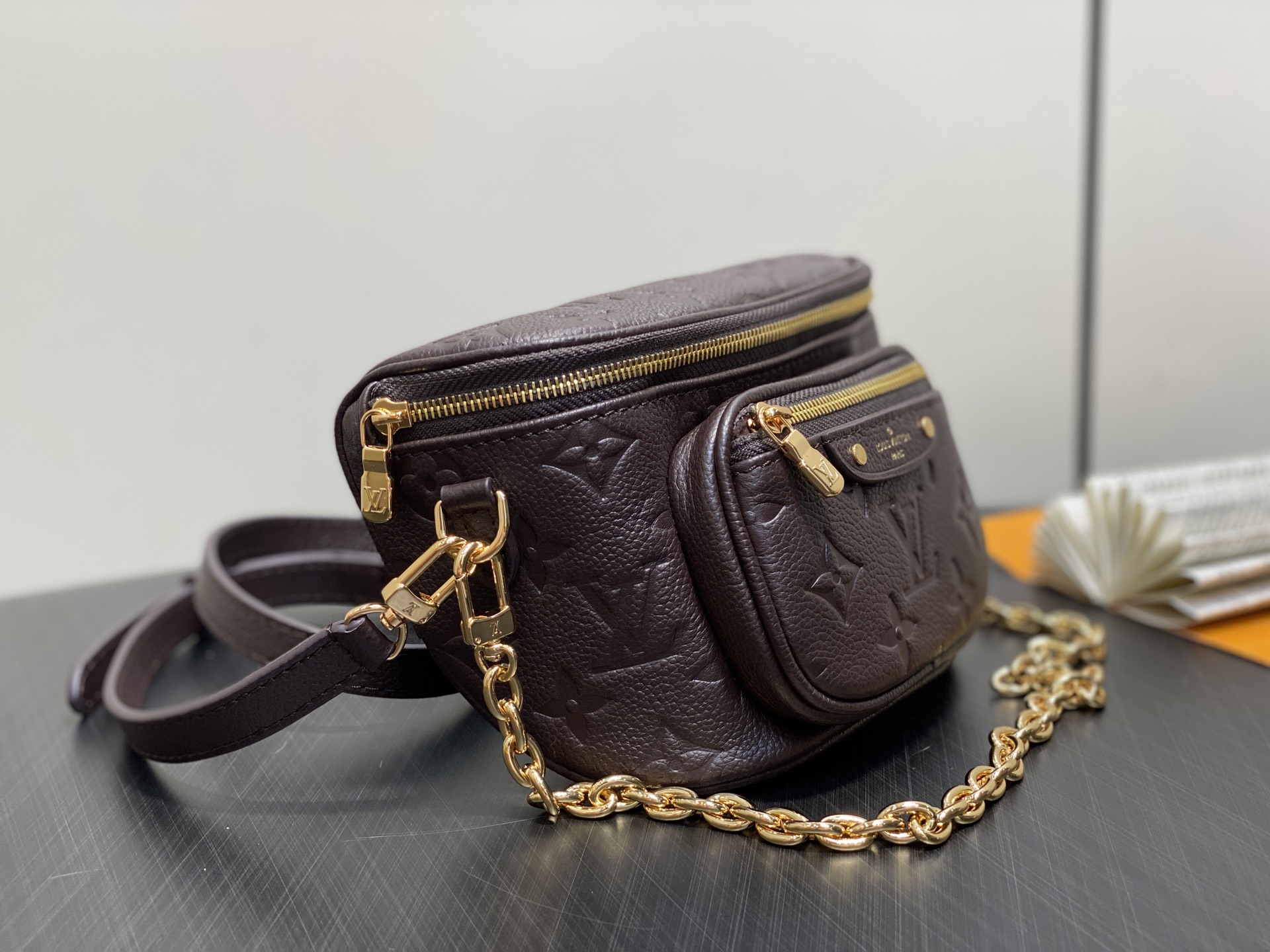 【顶级原单】M13827巧克力色 全皮压花链条包 MINI BUMBAG 腰包手袋 M46917 m82
