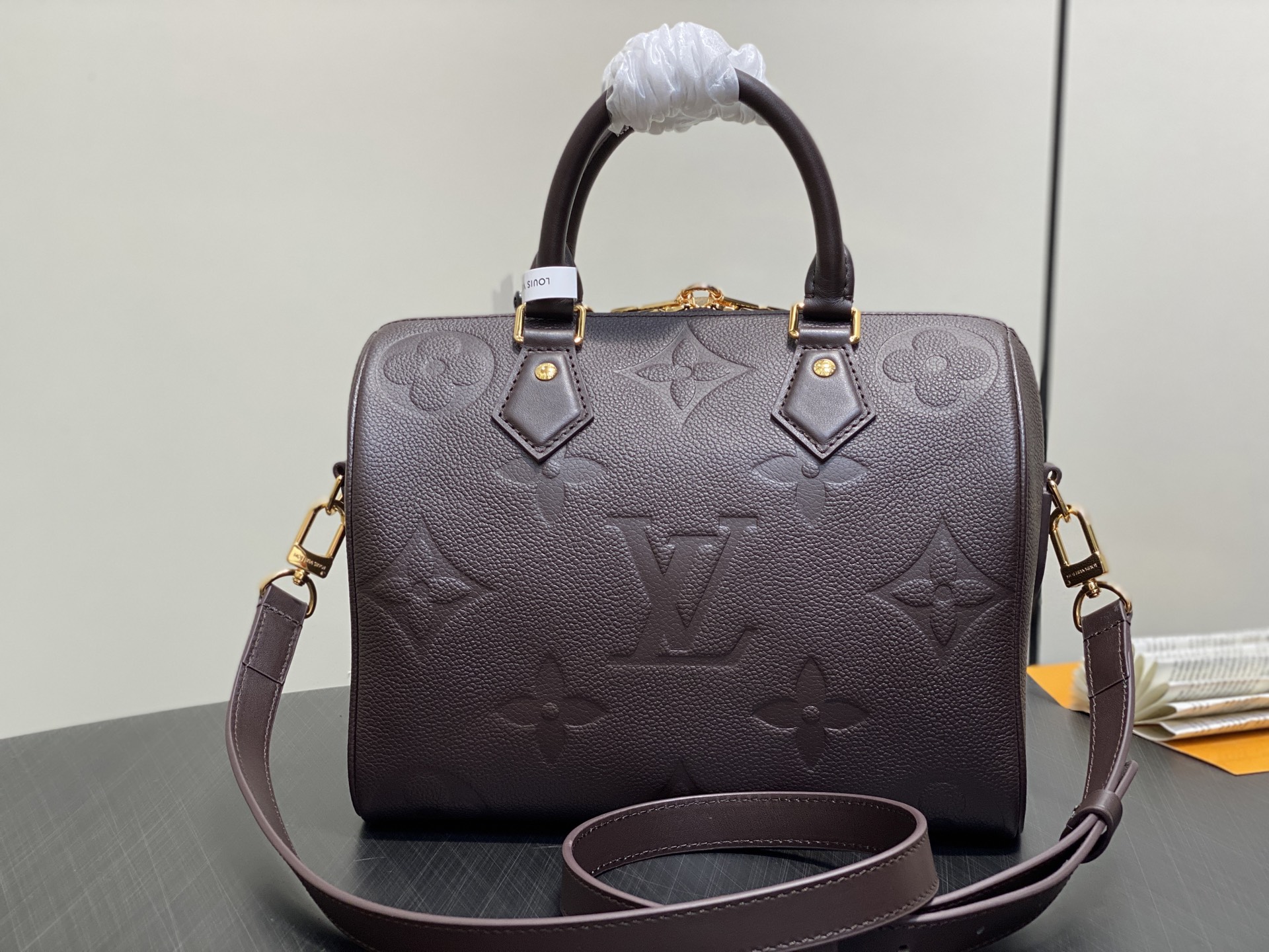 【顶级原单】M14043巧克力色 全皮压花soeedy枕头包 Speedy Bandoulière 25
