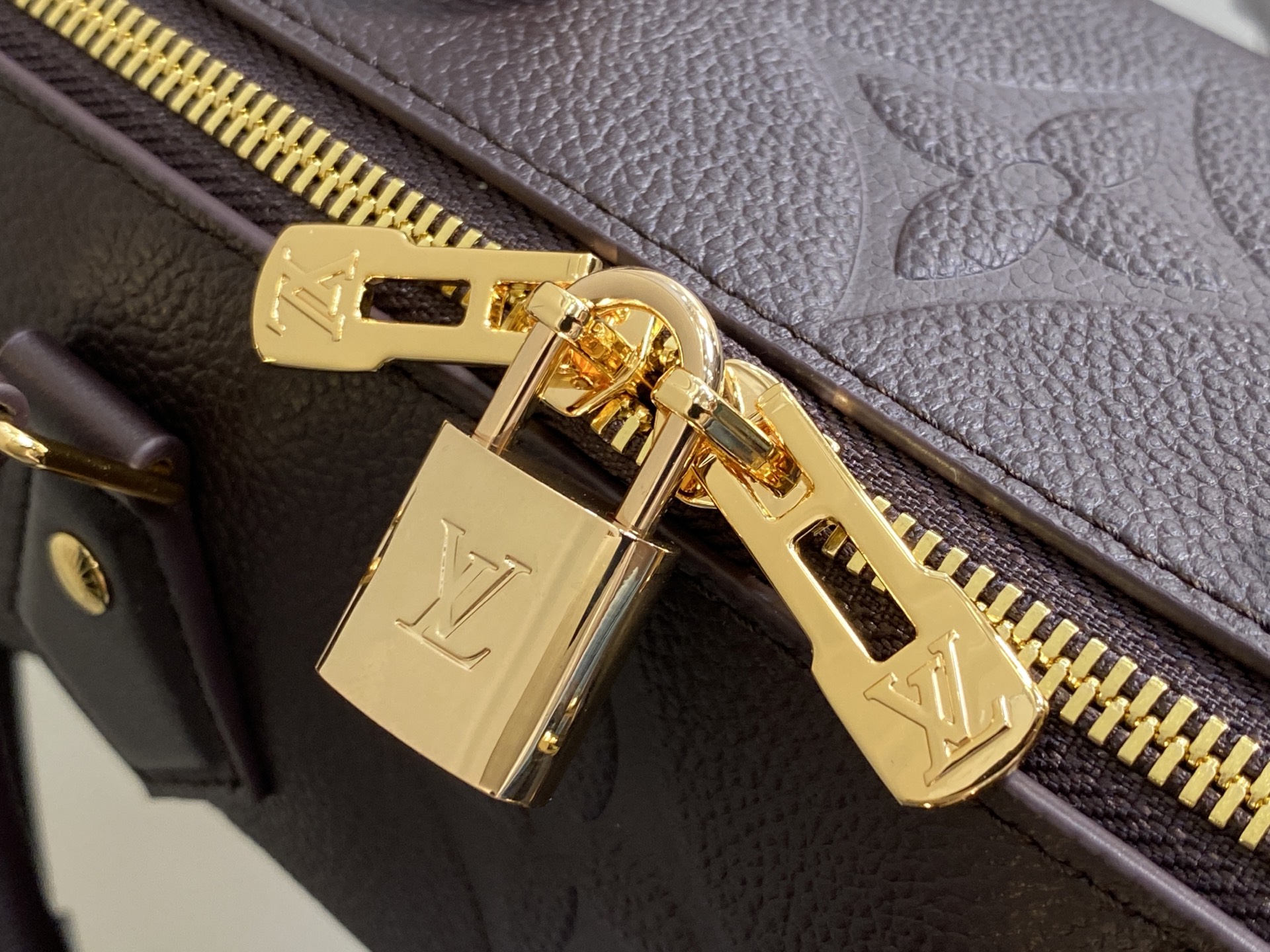 【顶级原单】M14043巧克力色 全皮压花soeedy枕头包 Speedy Bandoulière 25