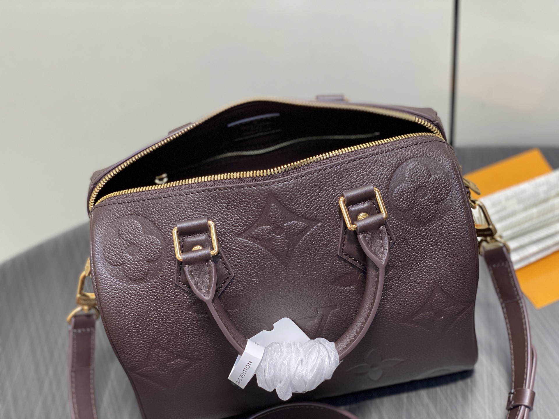 【顶级原单】M14043巧克力色 全皮压花soeedy枕头包 Speedy Bandoulière 25