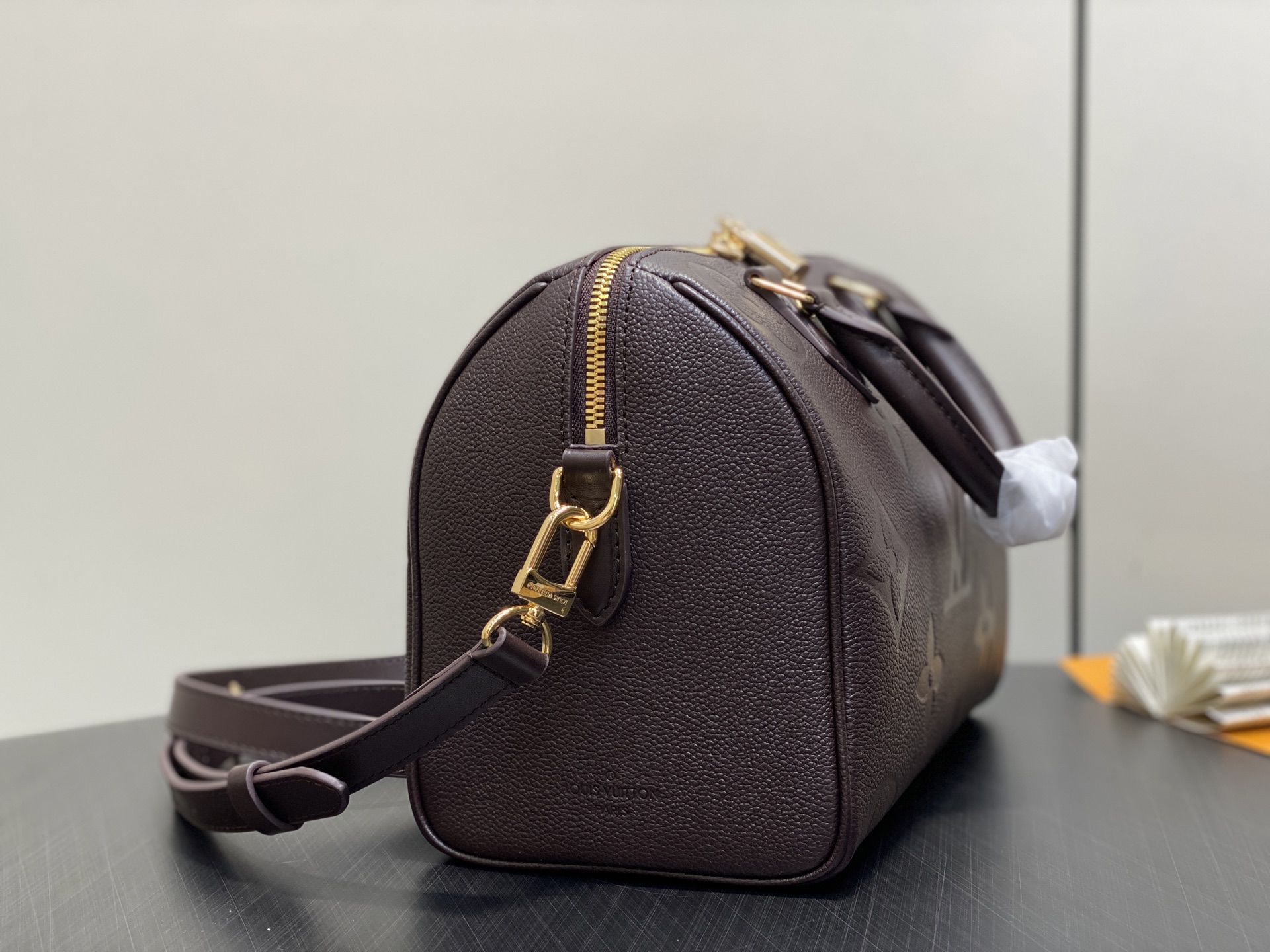 【顶级原单】M14043巧克力色 全皮压花soeedy枕头包 Speedy Bandoulière 25