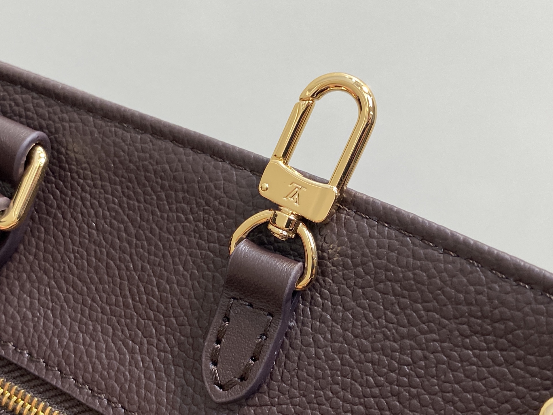 【顶级原单】M45595巧克力色 全皮压花四方包妈咪袋 OnTheGo 中号手袋 Tote 包取材 Mo