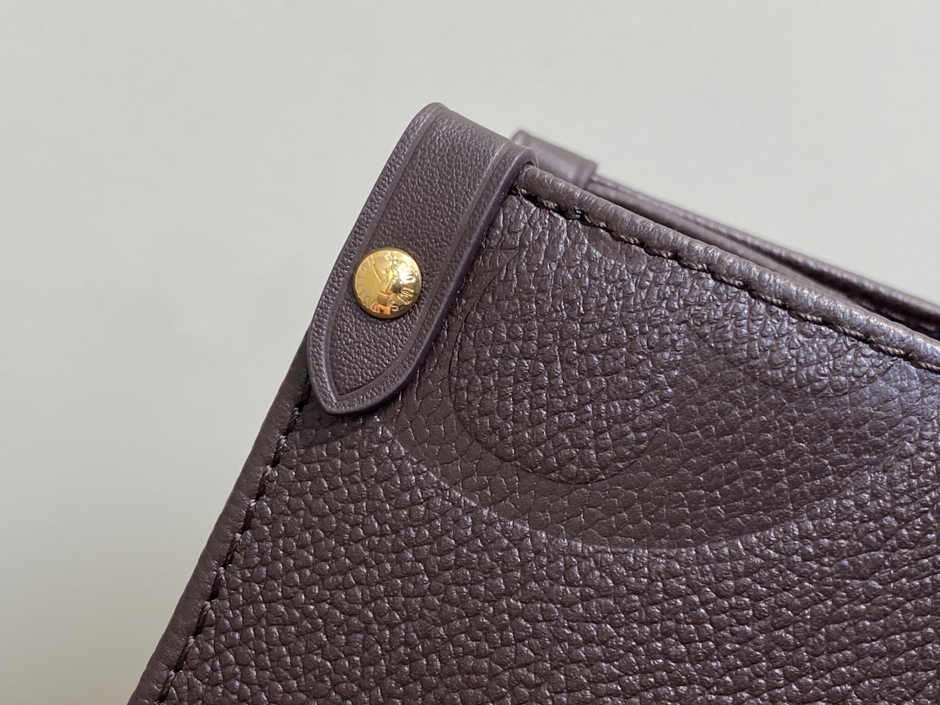 【顶级原单】M45595巧克力色 全皮压花四方包妈咪袋 OnTheGo 中号手袋 Tote 包取材 Mo