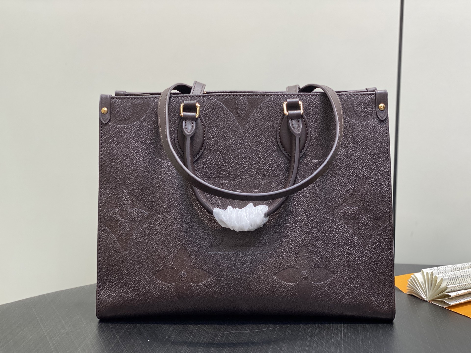 【顶级原单】M45595巧克力色 全皮压花四方包妈咪袋 OnTheGo 中号手袋 Tote 包取材 Mo