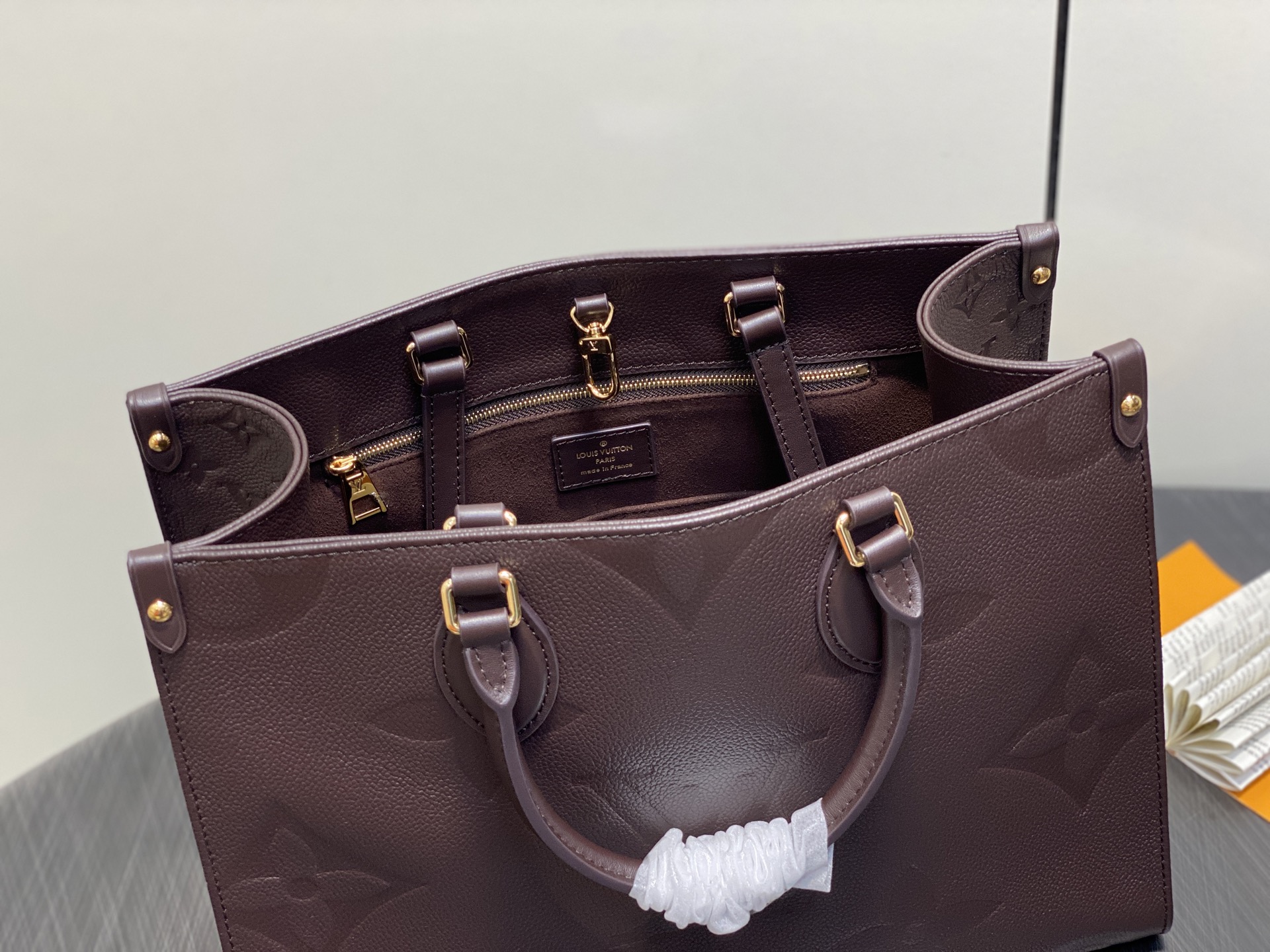 【顶级原单】M45595巧克力色 全皮压花四方包妈咪袋 OnTheGo 中号手袋 Tote 包取材 Mo