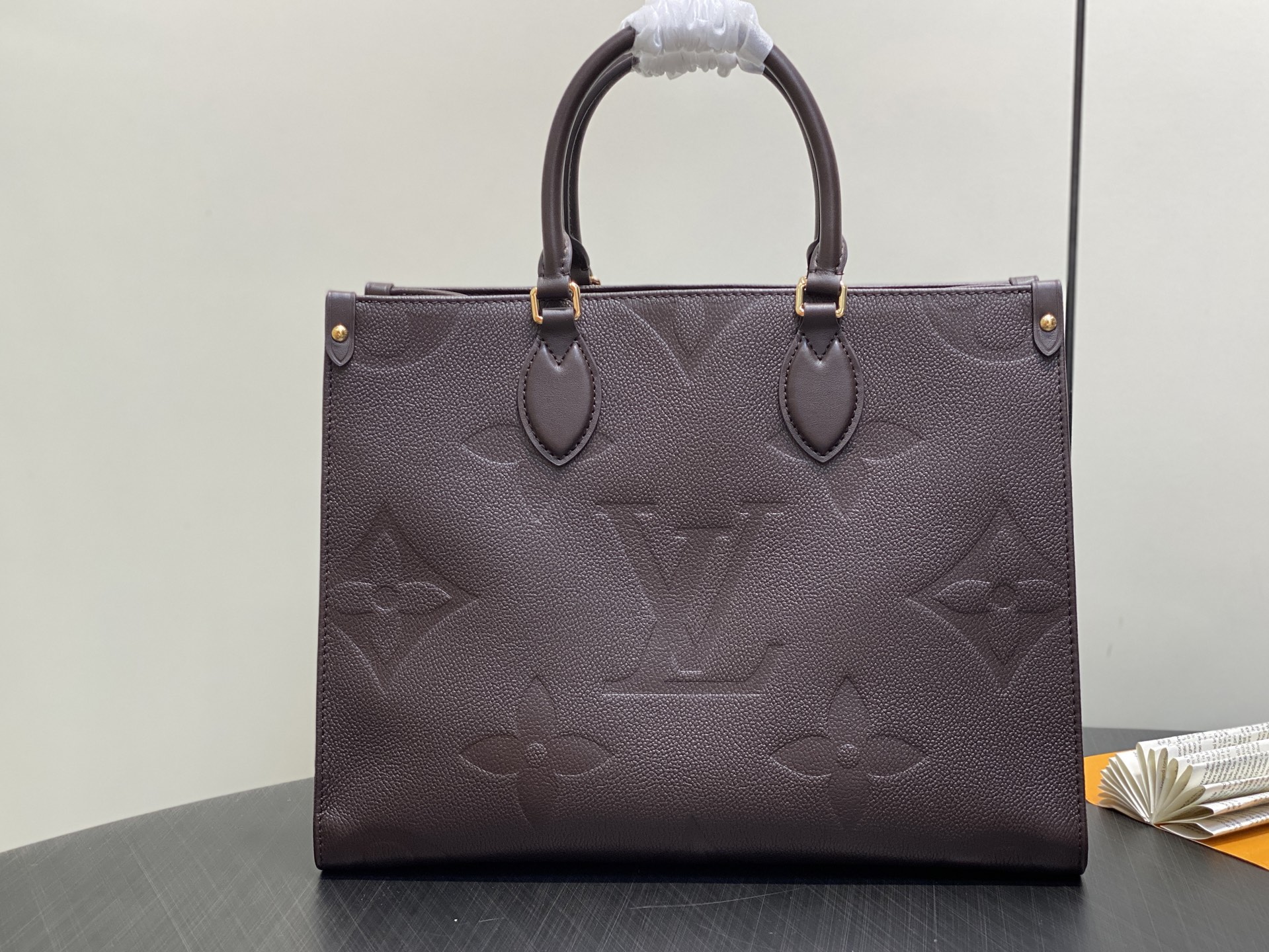 【顶级原单】M45595巧克力色 全皮压花四方包妈咪袋 OnTheGo 中号手袋 Tote 包取材 Mo