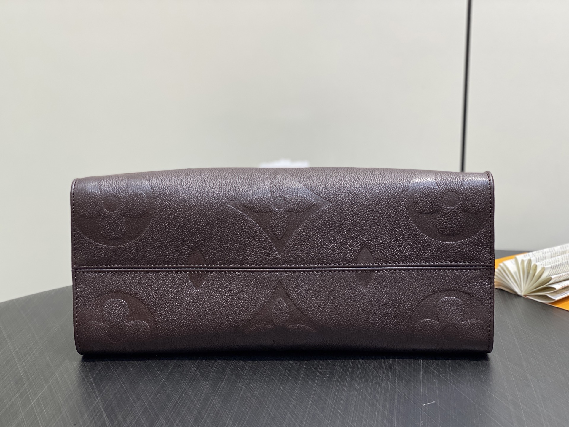 【顶级原单】M45595巧克力色 全皮压花四方包妈咪袋 OnTheGo 中号手袋 Tote 包取材 Mo