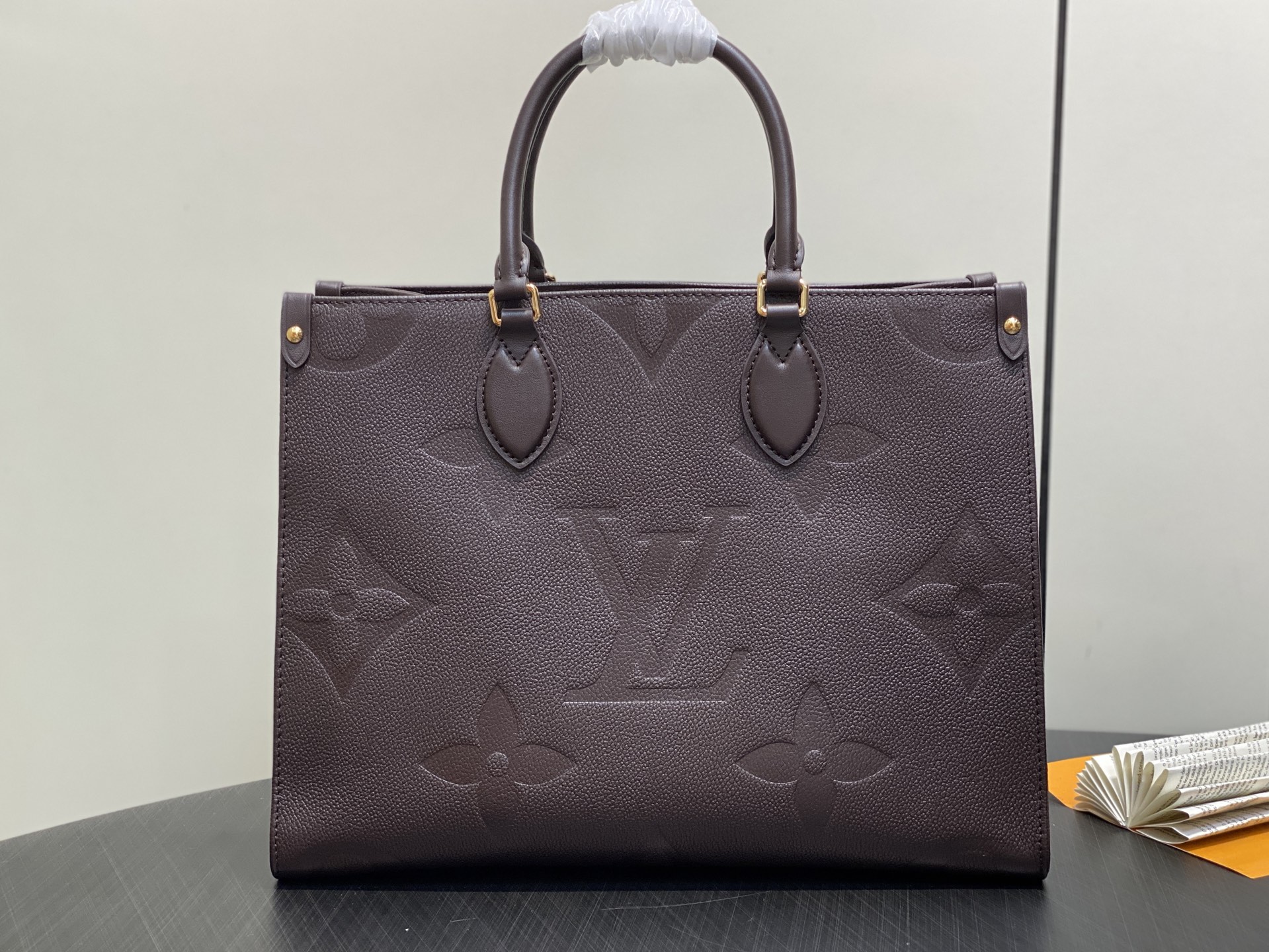 【顶级原单】M45595巧克力色 全皮压花四方包妈咪袋 OnTheGo 中号手袋 Tote 包取材 Mo