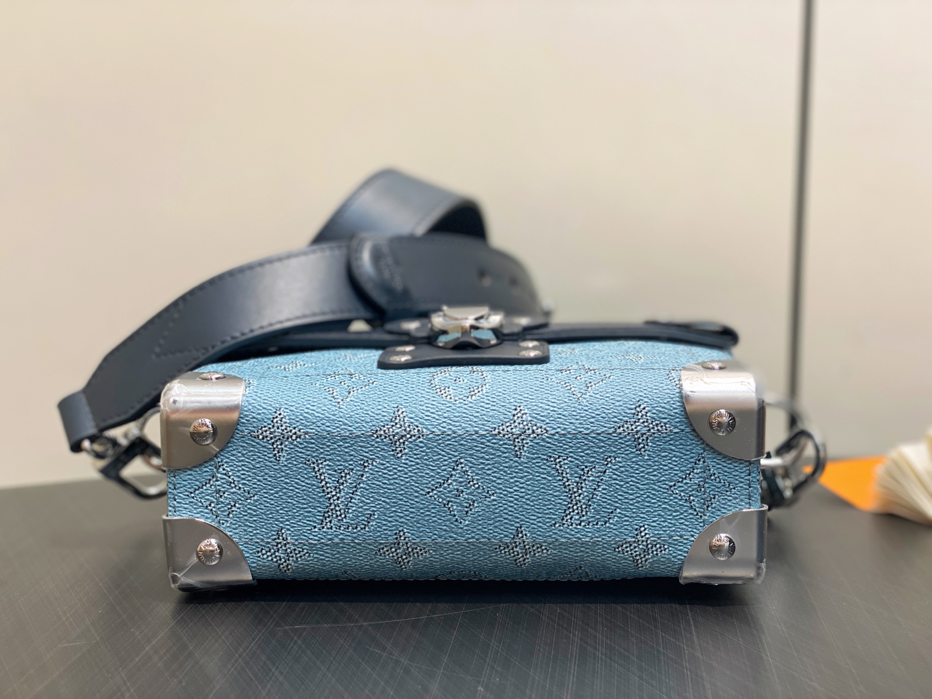 【顶级原单】M15035蓝色 男包盒子包 Soul Trunk 手袋 本款Soul Trunk 手袋巧妙