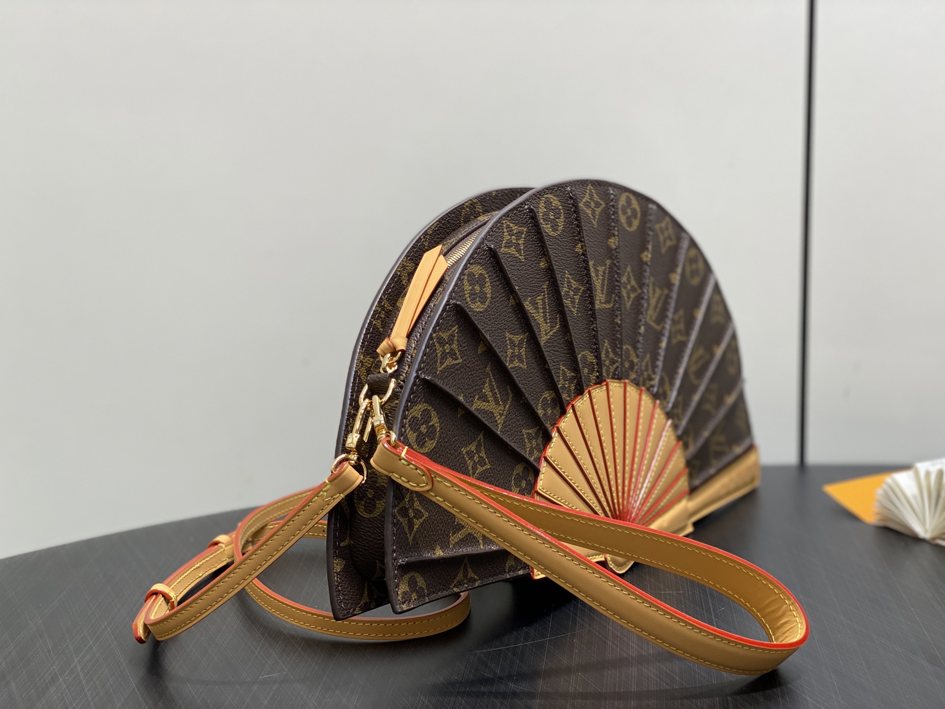 【顶级原单】M14804老花 扇子包 LV Fan 手袋 取材 Monogram 帆布，以别致设计亮相 