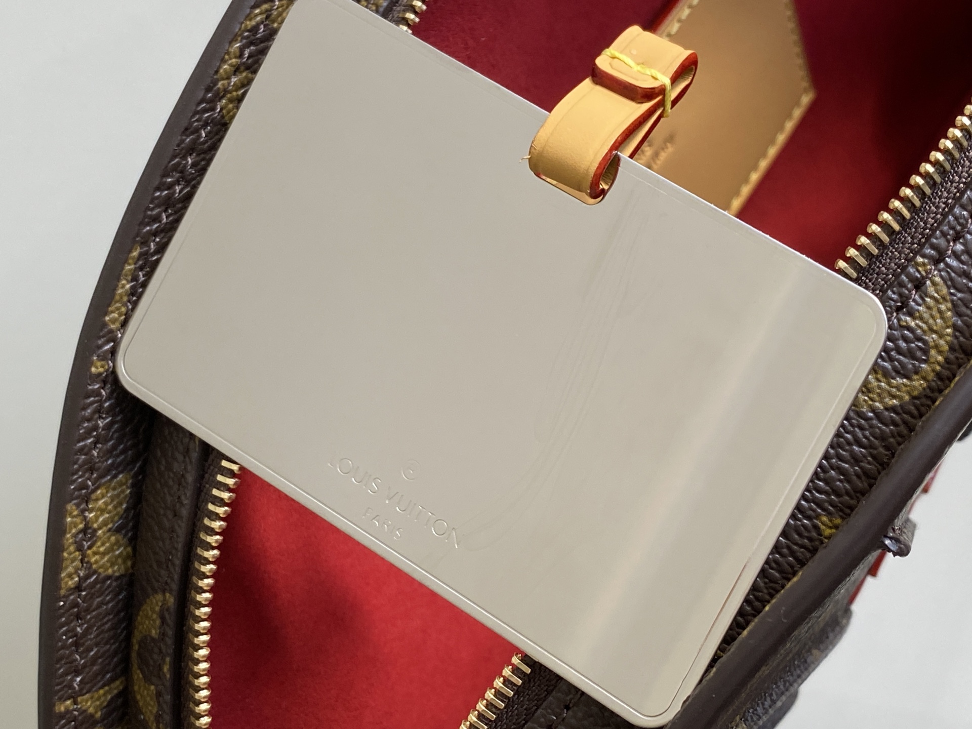 【顶级原单】M14804老花 扇子包 LV Fan 手袋 取材 Monogram 帆布，以别致设计亮相 
