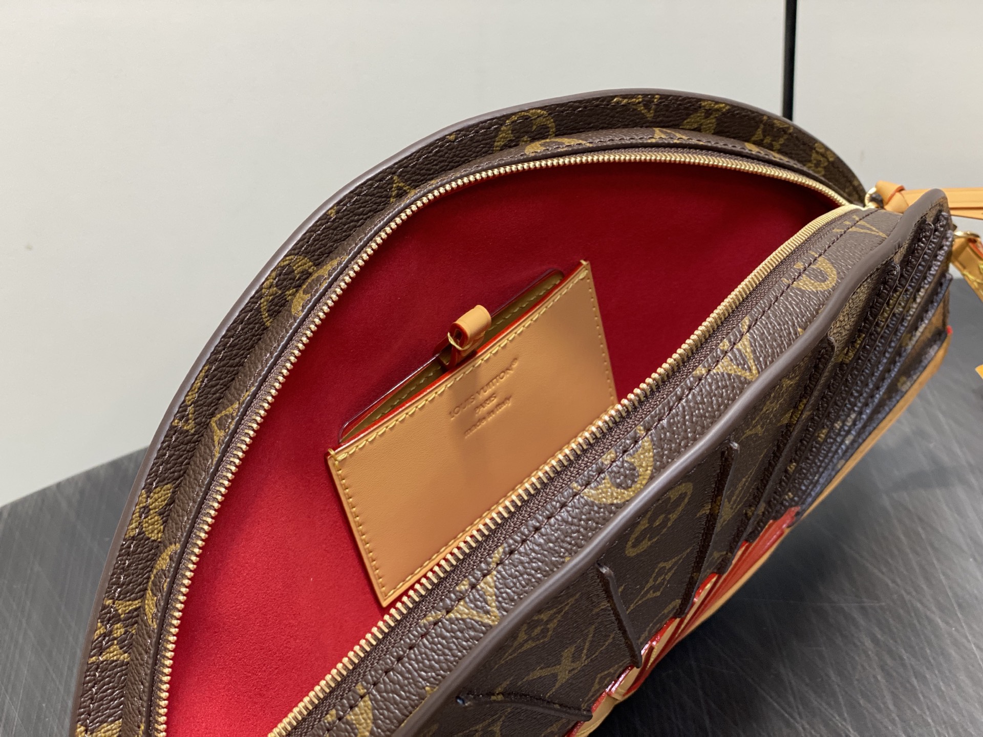 【顶级原单】M14804老花 扇子包 LV Fan 手袋 取材 Monogram 帆布，以别致设计亮相 