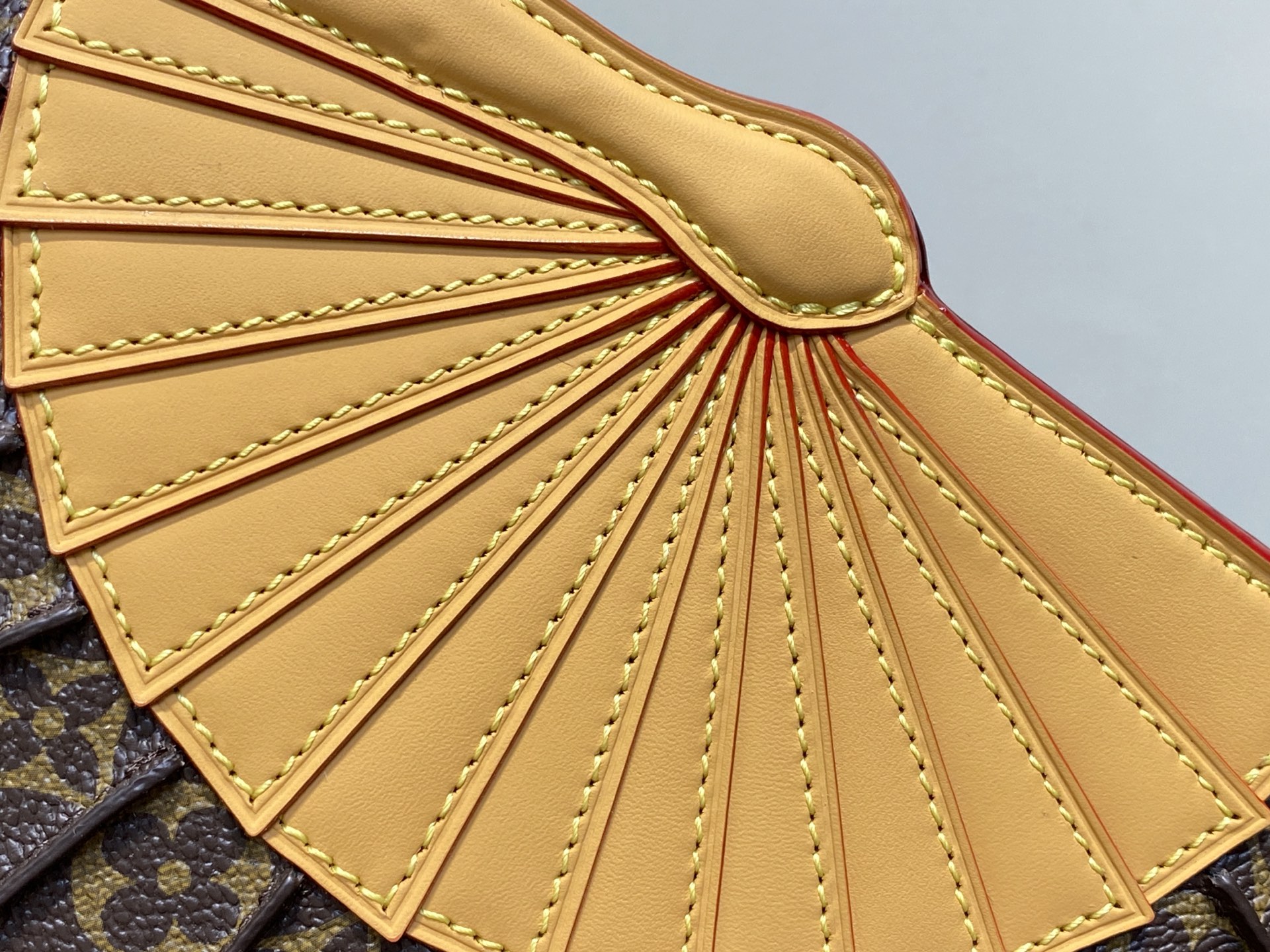 【顶级原单】M14804老花 扇子包 LV Fan 手袋 取材 Monogram 帆布，以别致设计亮相 