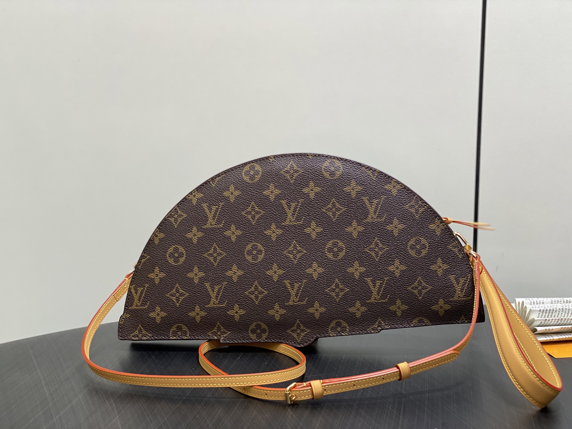 【顶级原单】M14804老花 扇子包 LV Fan 手袋 取材 Monogram 帆布，以别致设计亮相 