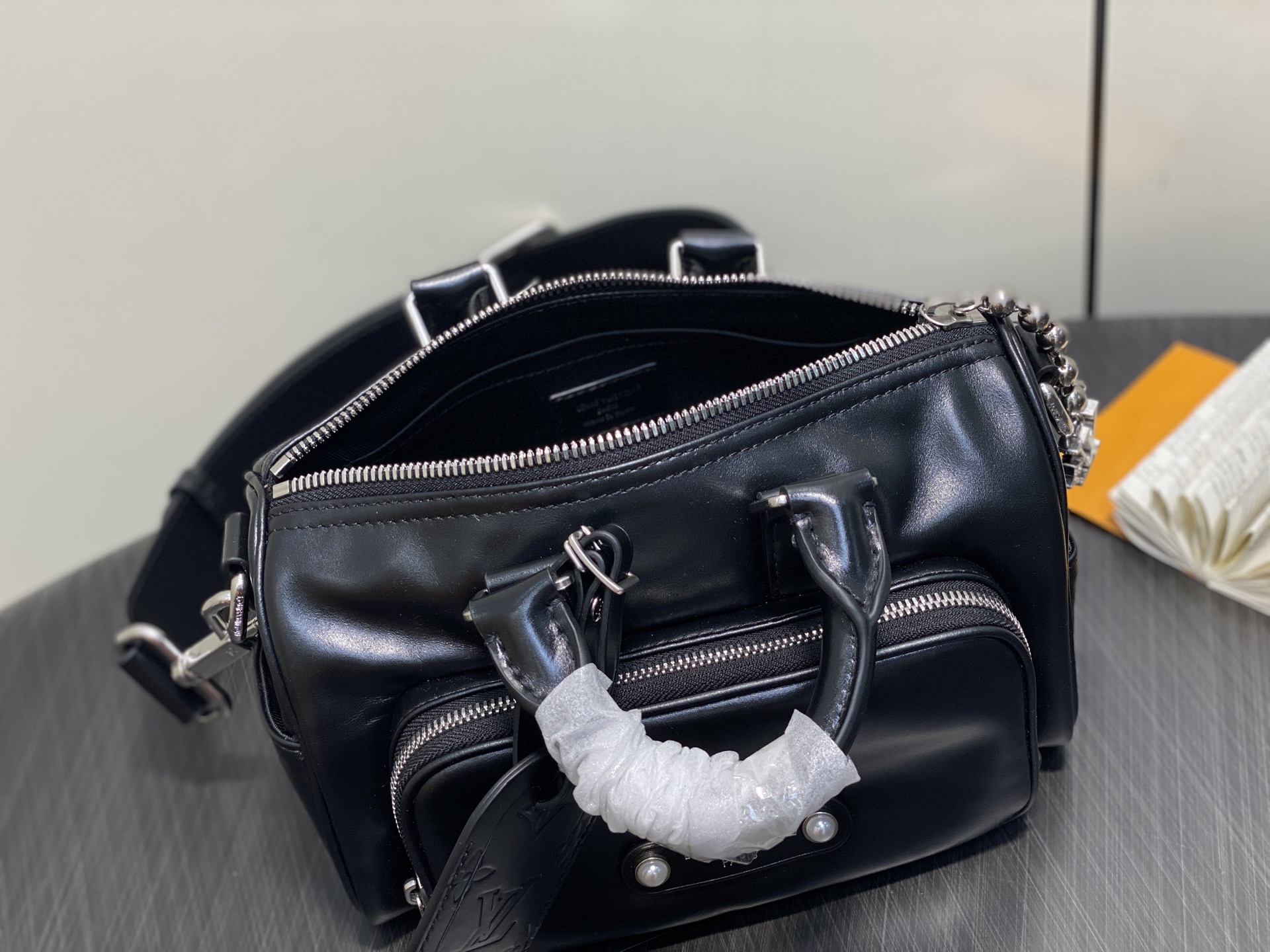 【顶级原单】M13988黑色 全皮男包枕头包 KEEPALL BANDOULIÈRE 25 手袋 本款 