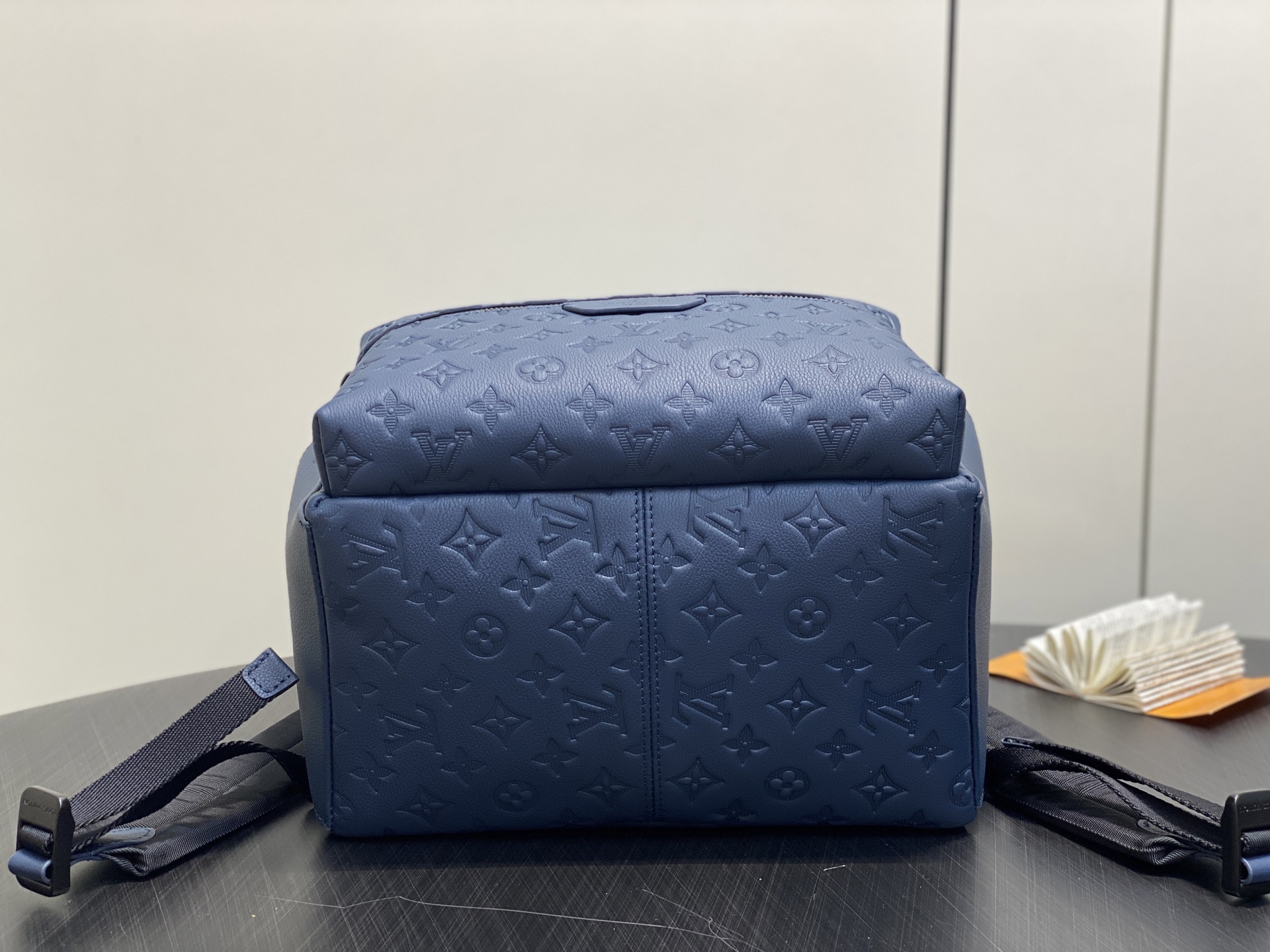 【顶级原单】M14884深蓝色 对版肩带 全皮压花双肩包 DISCOVERY 双肩包 m46557 灰色