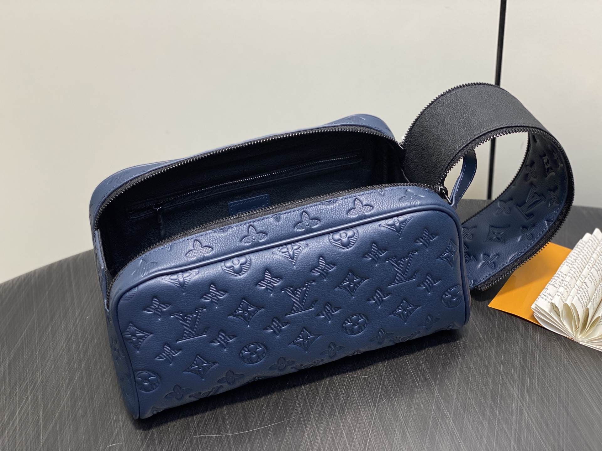 【顶级原单】M14843深蓝 全皮压花洗漱包 Dopp Kit 盥洗袋 M14485灰色 M14885浅