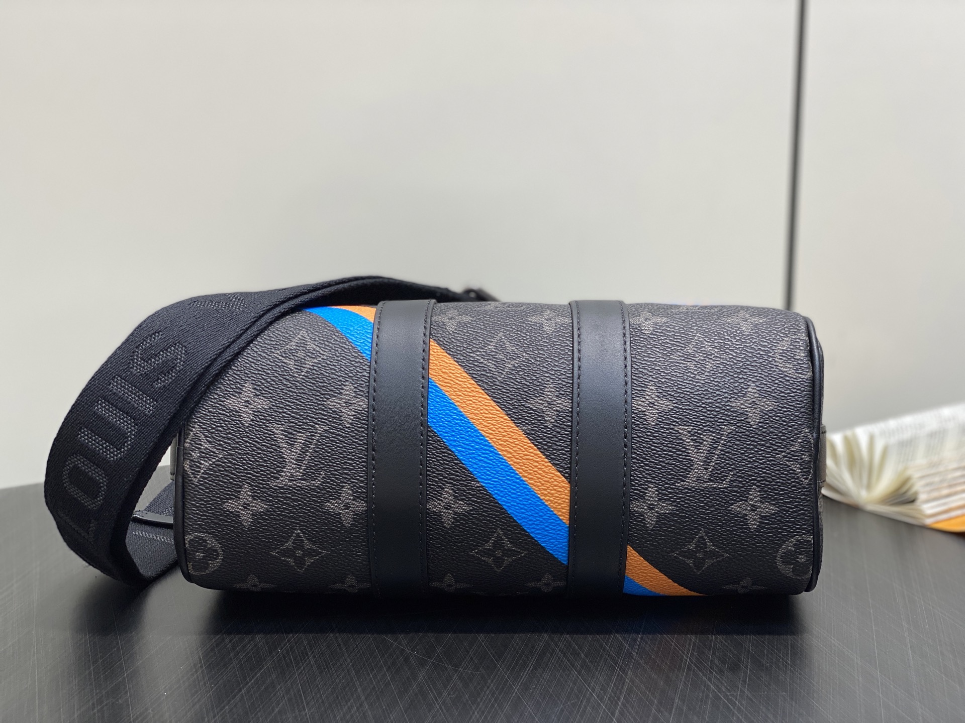 【顶级原单】.”，黑花丝印 男包枕头包 本款 Keepall 25 手袋 取材 Monogram Ecl