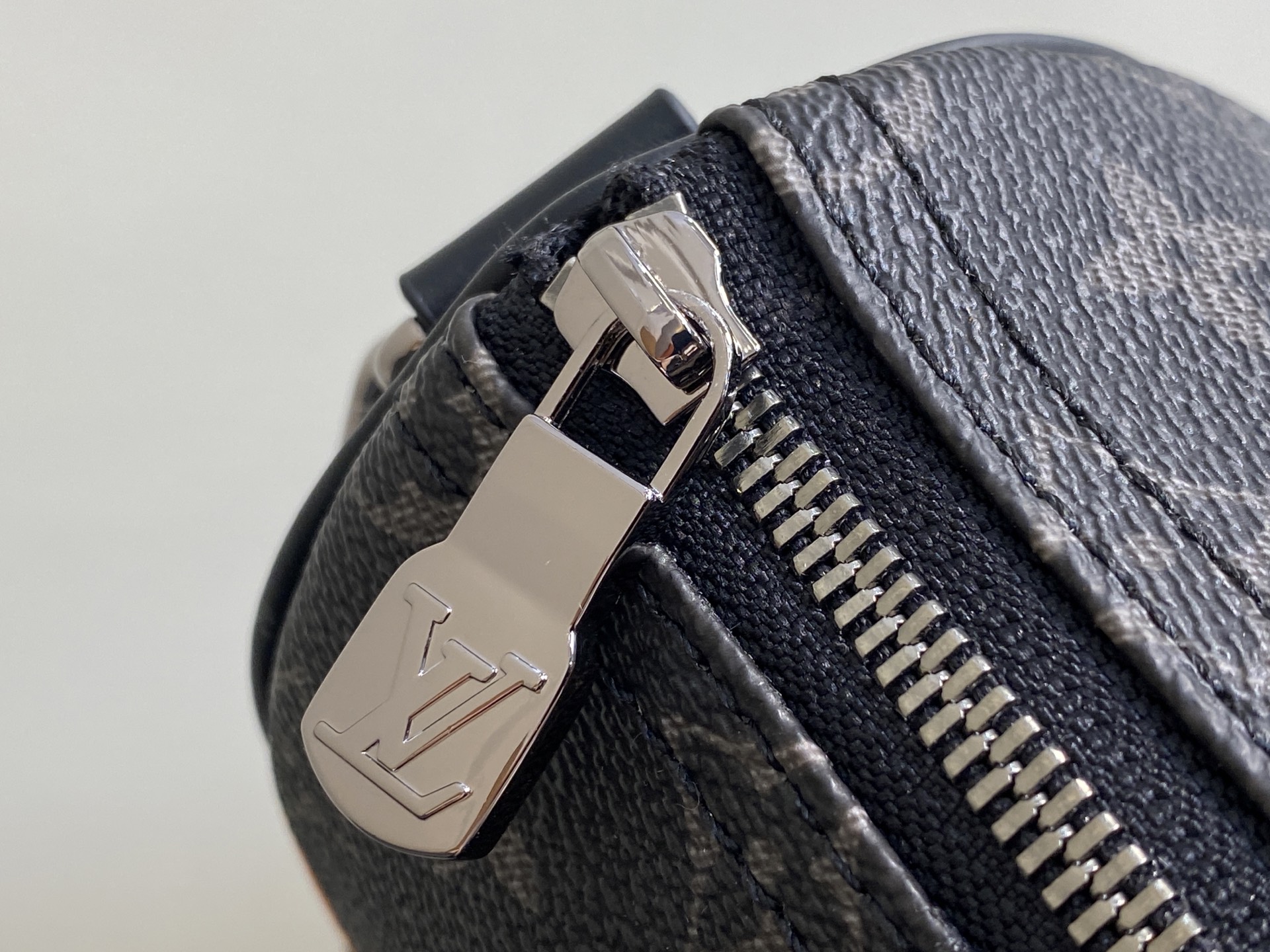 【顶级原单】.”，黑花丝印 男包枕头包 本款 Keepall 25 手袋 取材 Monogram Ecl