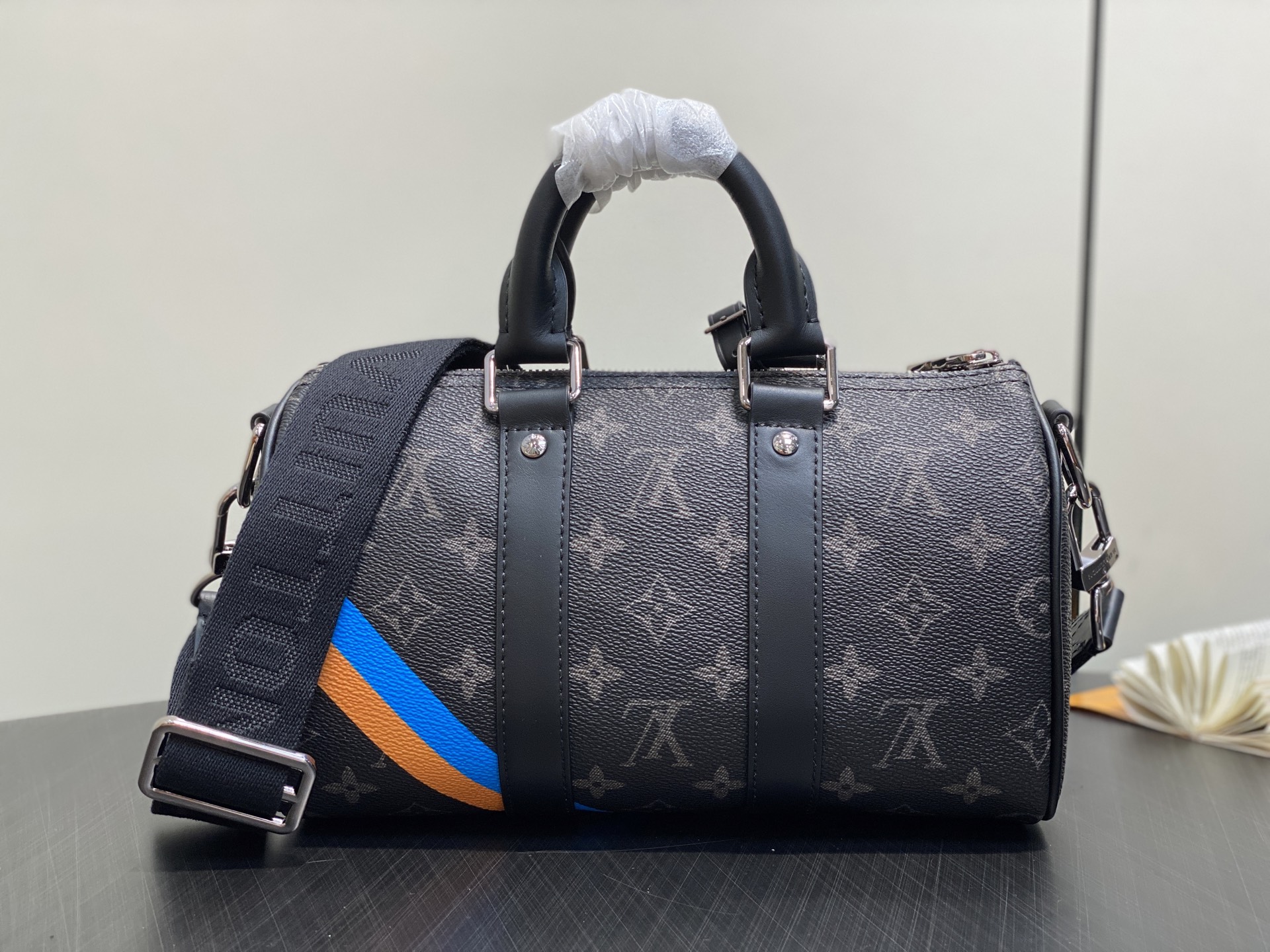 【顶级原单】.”，黑花丝印 男包枕头包 本款 Keepall 25 手袋 取材 Monogram Ecl