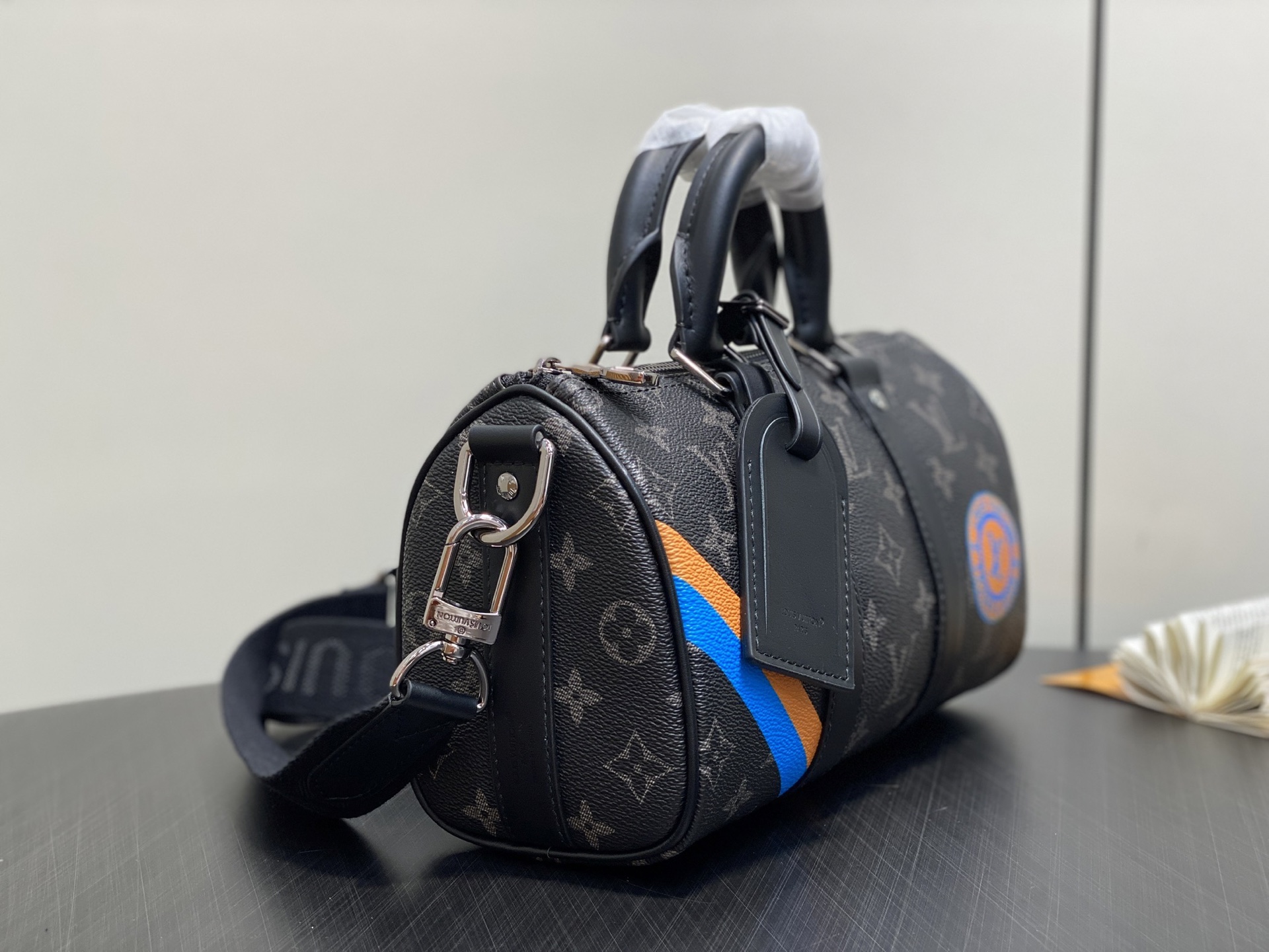【顶级原单】.”，黑花丝印 男包枕头包 本款 Keepall 25 手袋 取材 Monogram Ecl