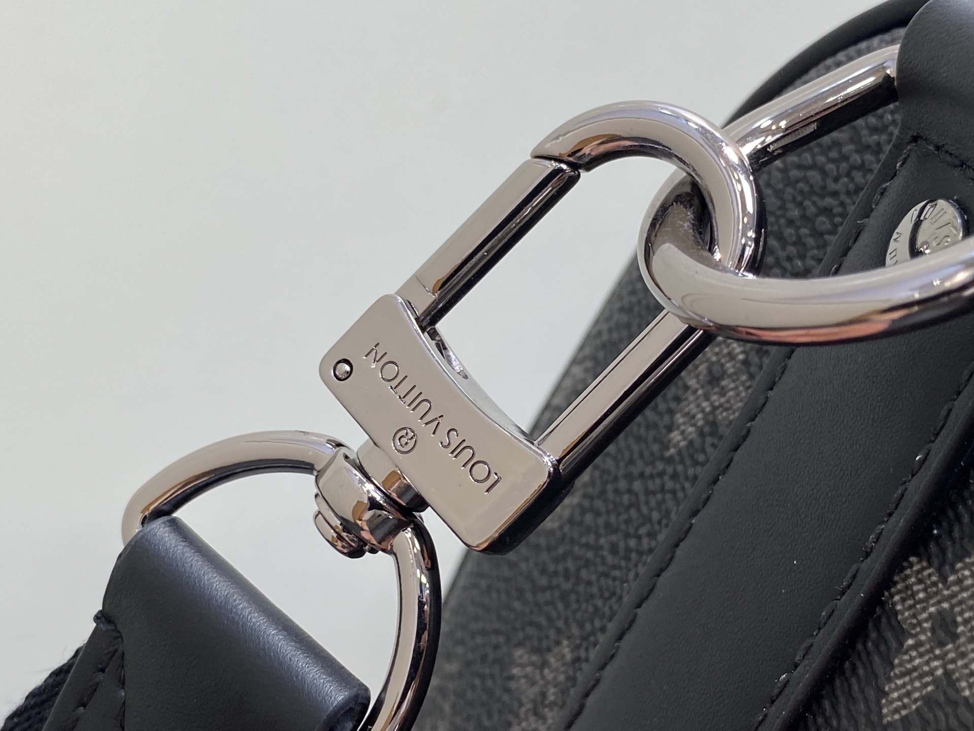 【顶级原单】.”，黑花丝印 男包枕头包 本款 Keepall 25 手袋 取材 Monogram Ecl