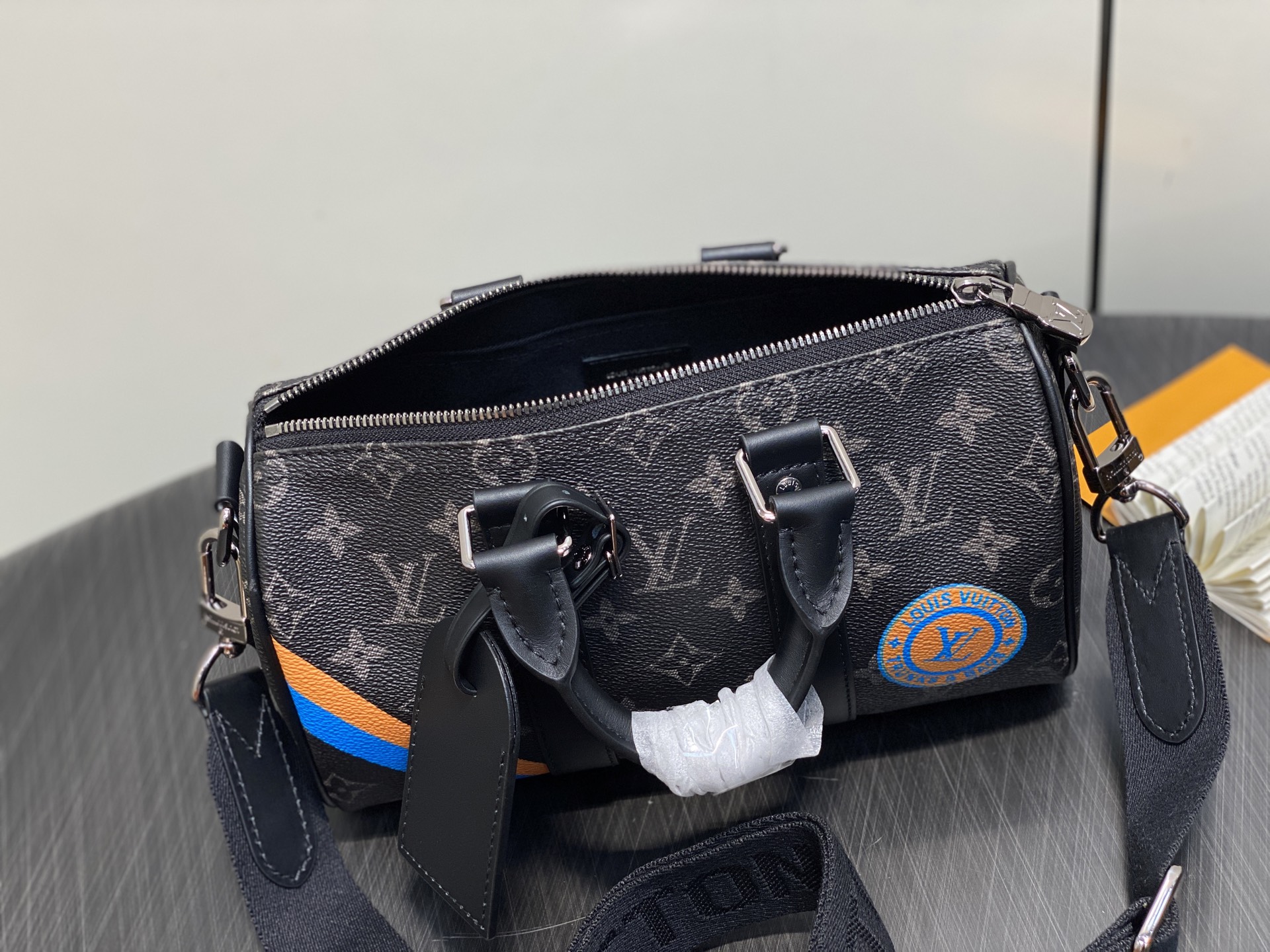 【顶级原单】.”，黑花丝印 男包枕头包 本款 Keepall 25 手袋 取材 Monogram Ecl